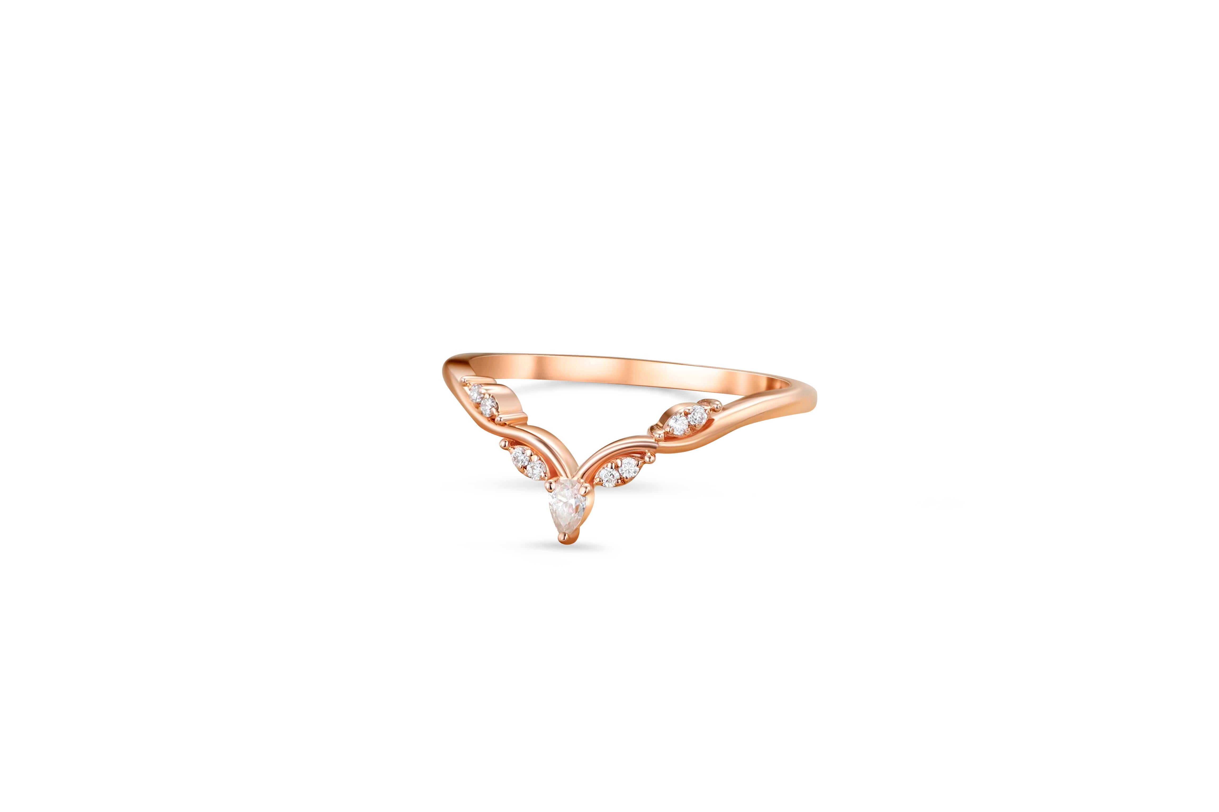 Round Cut Moissanite Chevron 14k gold wedding band. For Sale