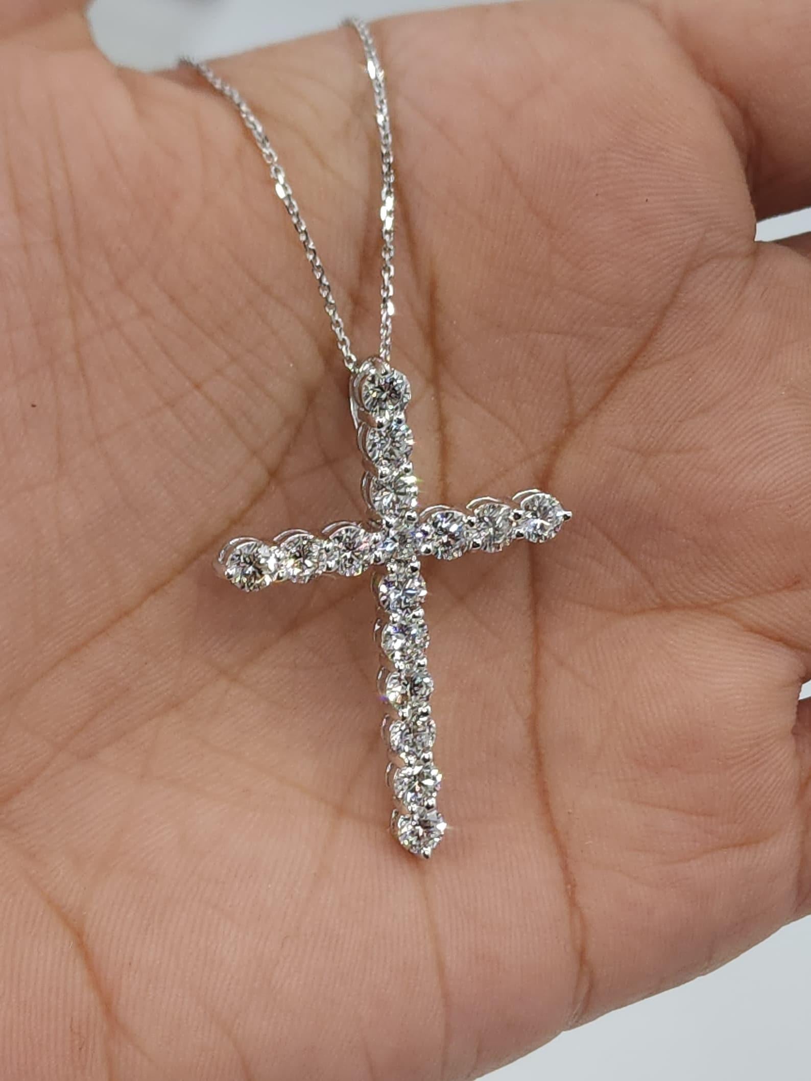 Moissanite Cross Necklace 925 Sterling Silver Unisex Pendant Necklace Gift. In New Condition In Chicago, IL