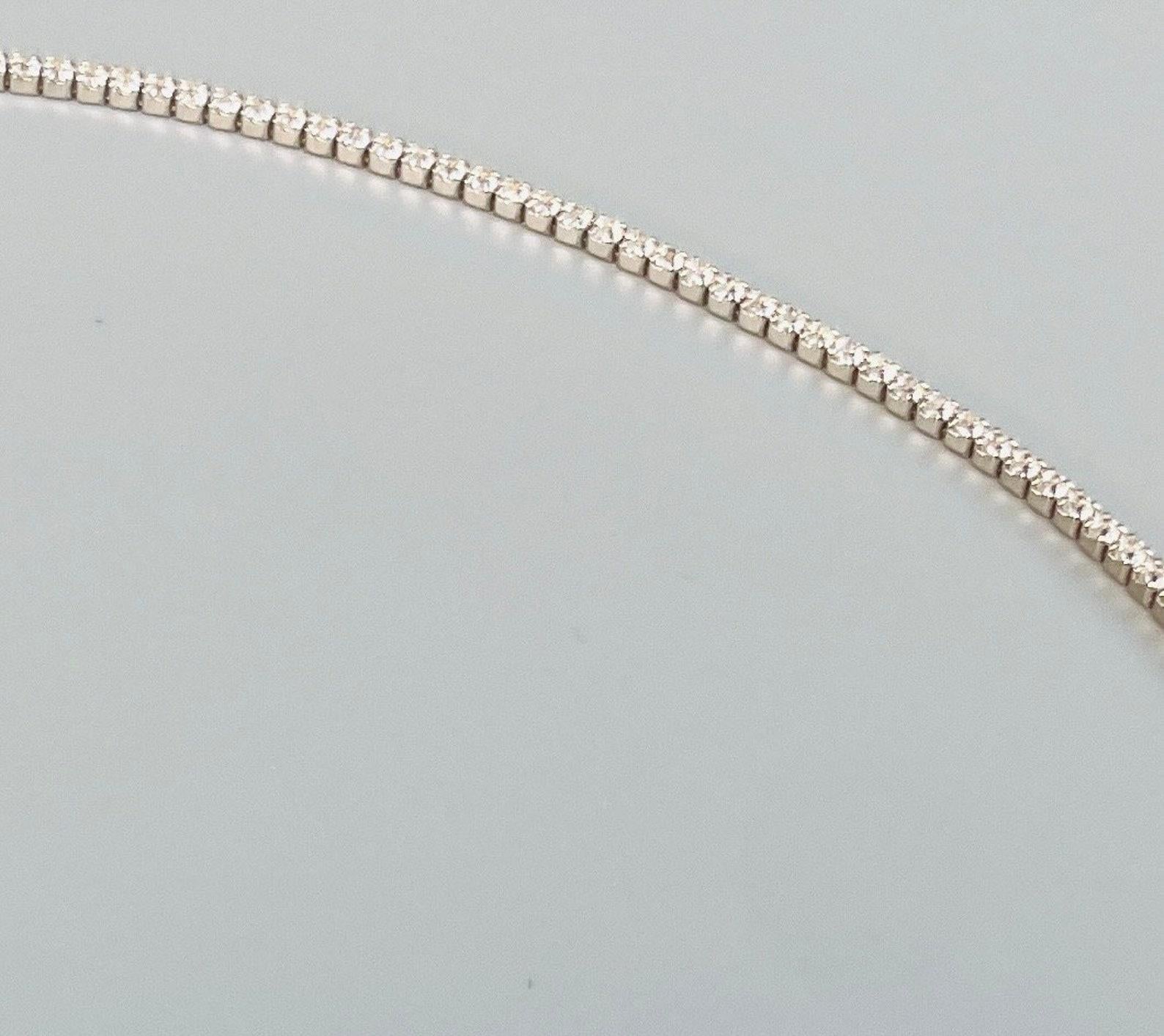 Moissanite Crystal Tennis Halskette in 925 Sterling Silber Jahrestag Geschenk. 

MATERIALIEN: Silber
Verschluss: Karabinerhaken
Einstellbare Länge
Stil des Schmucks: Minimalistisch
Länge der Halskette: 37 Zentimeter


A P P R O X T I M E

Alle
