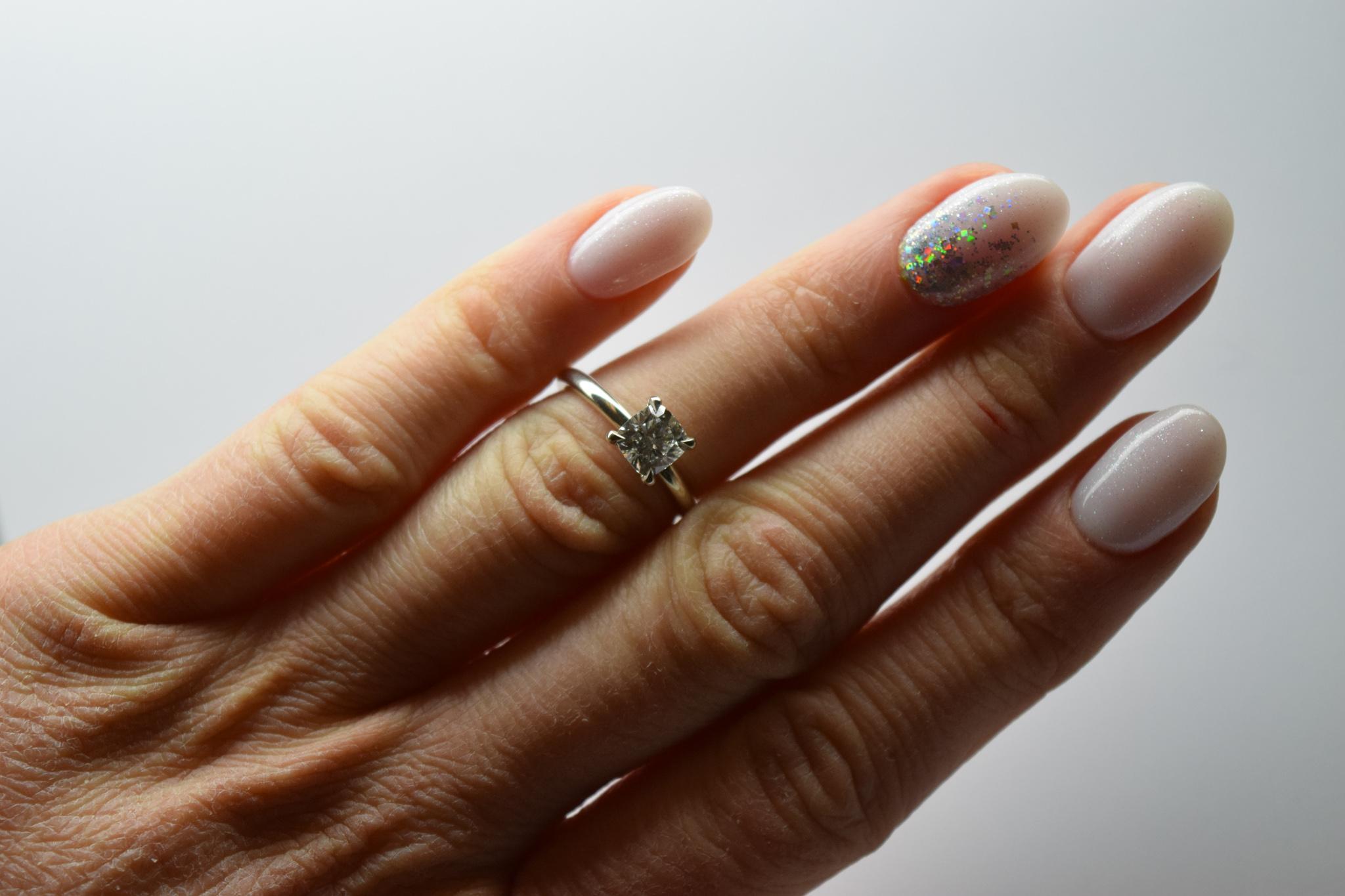 Anello solitario con cuscino di moissanite in oro 18KT in vendita 6