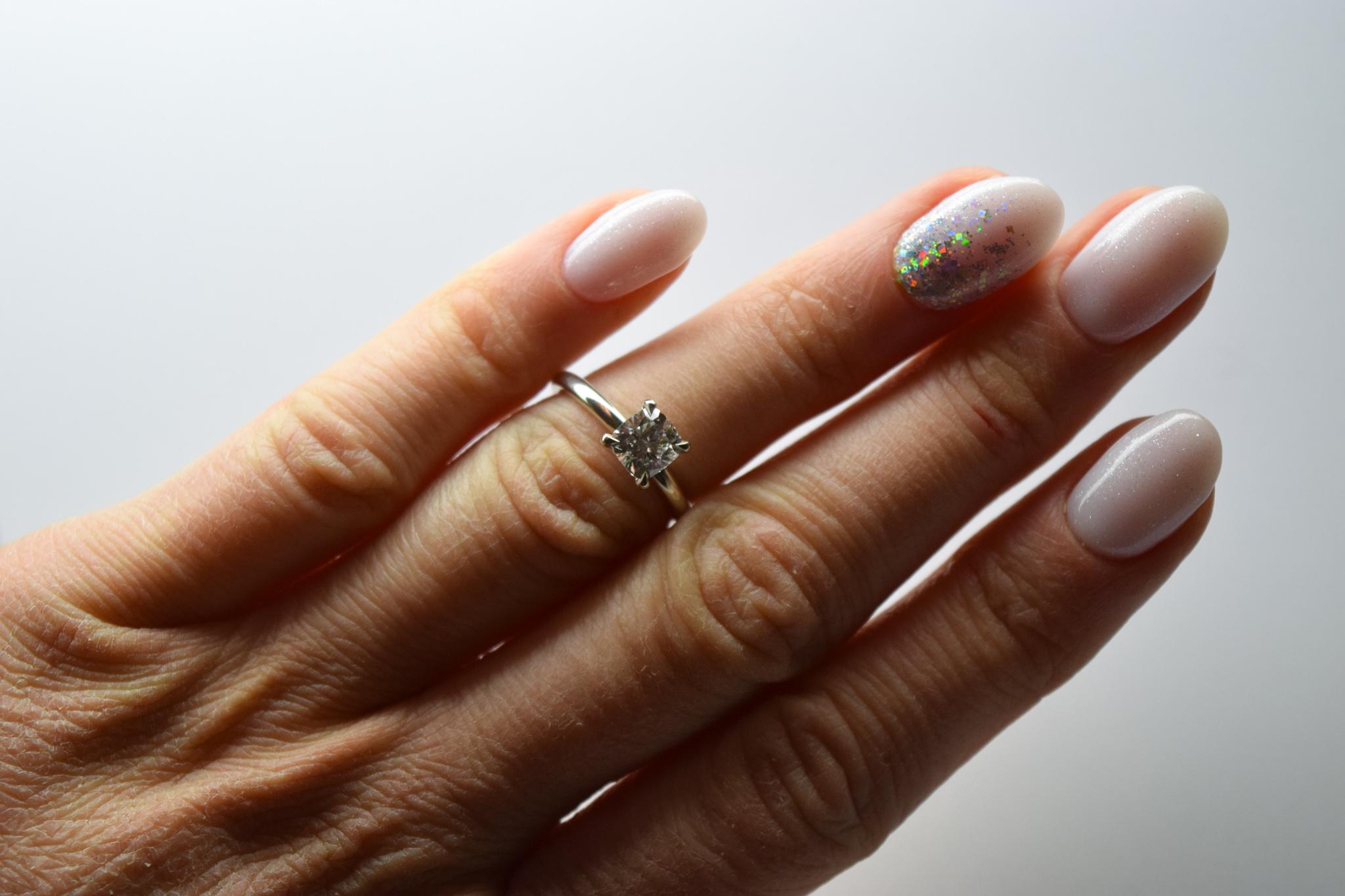 Anello solitario con cuscino di moissanite in oro 18KT in vendita 7