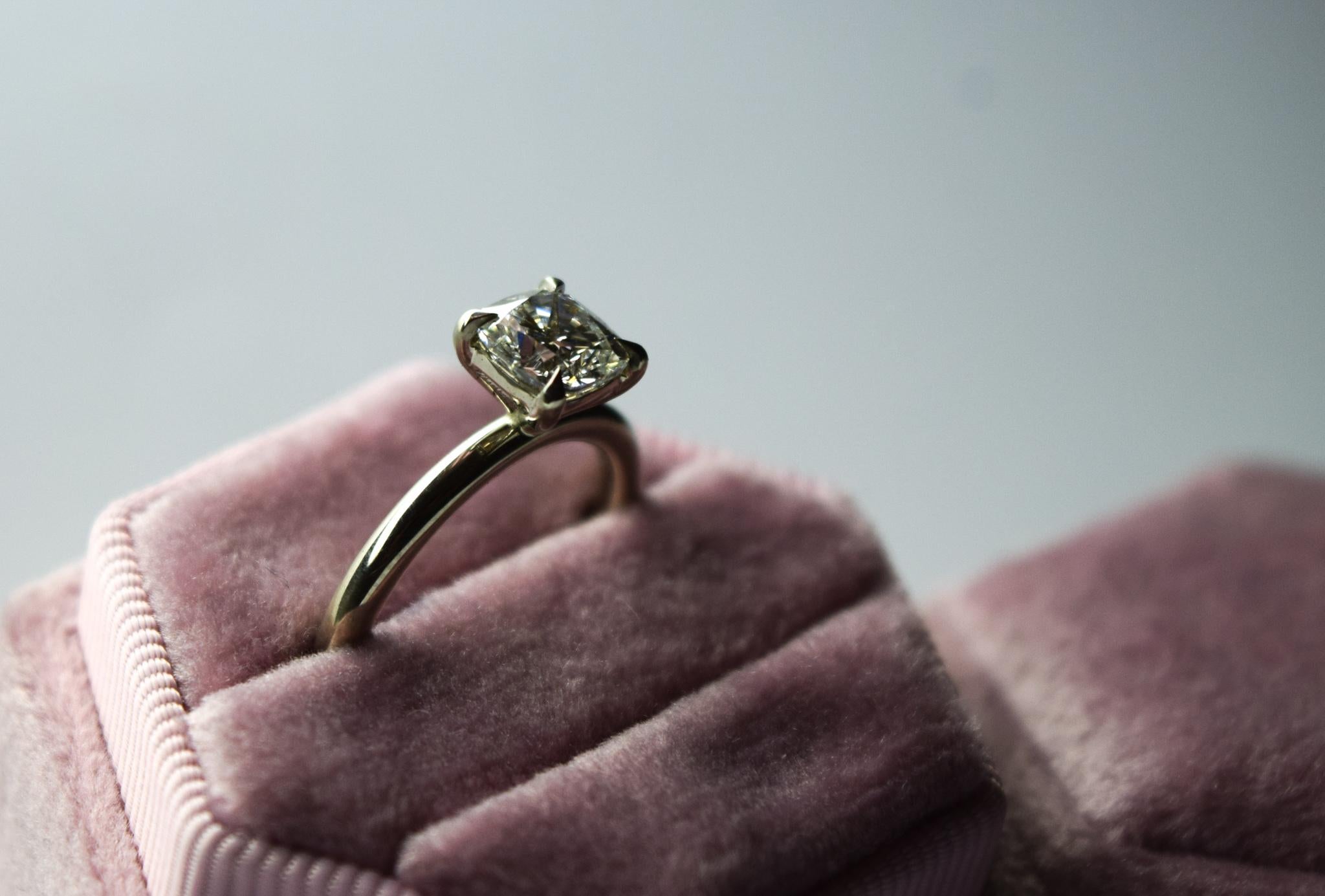 Anello solitario con cuscino di moissanite in oro 18KT in vendita 1