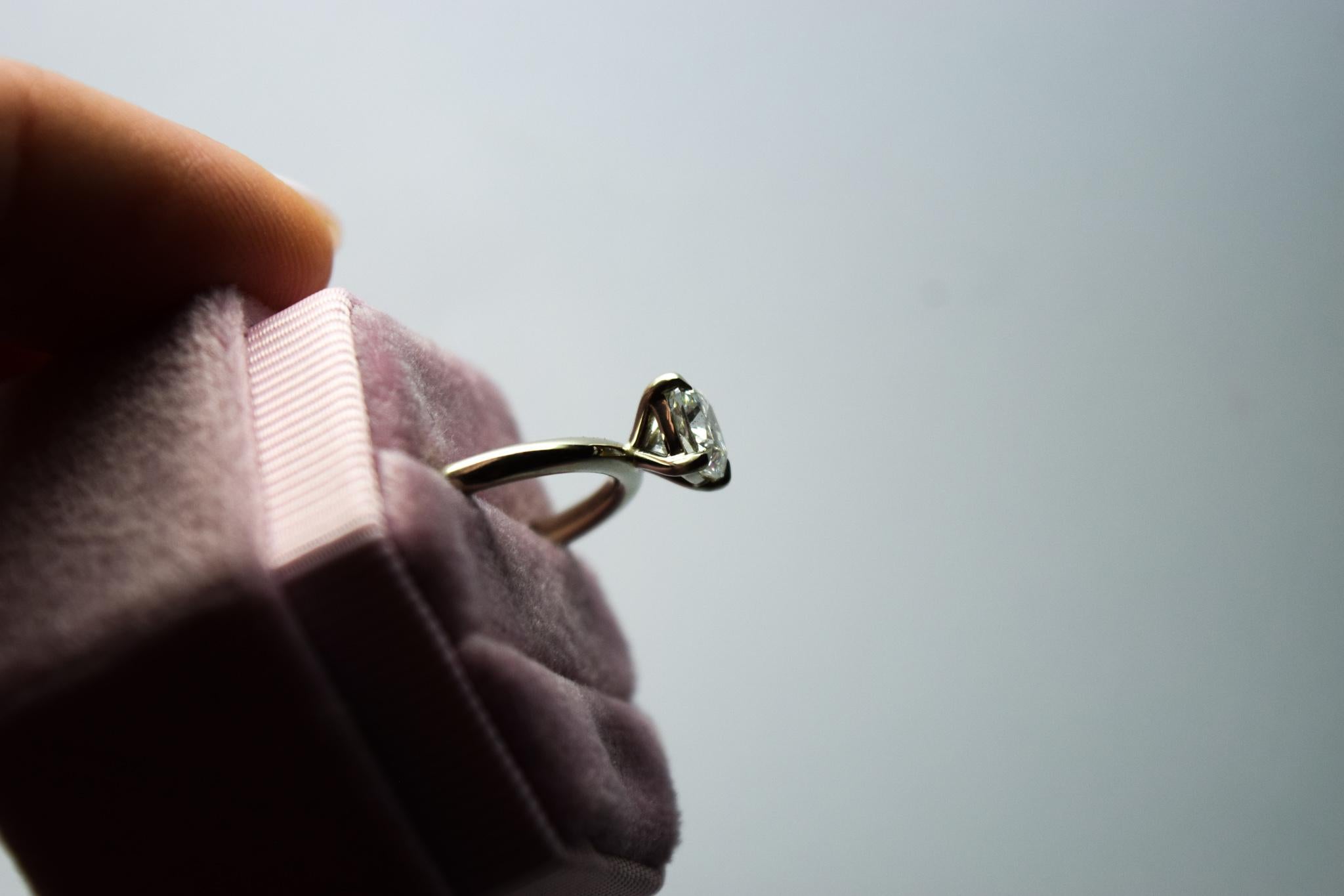 Anello solitario con cuscino di moissanite in oro 18KT in vendita 3