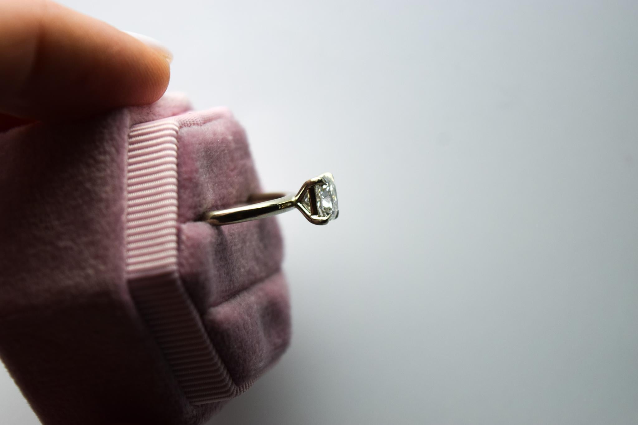 Anello solitario con cuscino di moissanite in oro 18KT in vendita 4