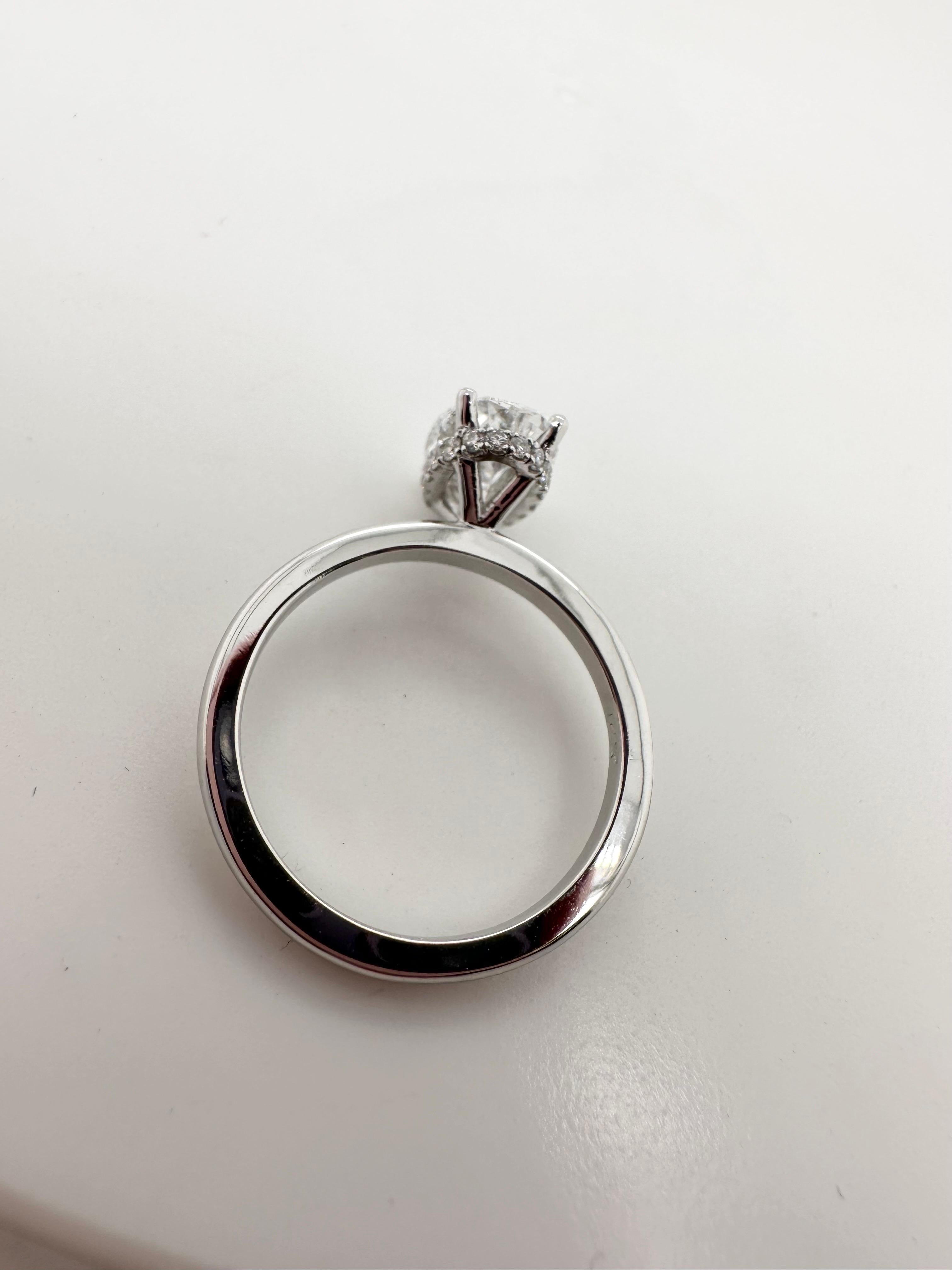 Bague de fiançailles ovale minimaliste en or 18 carats avec diamants Moissanite  Neuf - En vente à Boca Raton, FL
