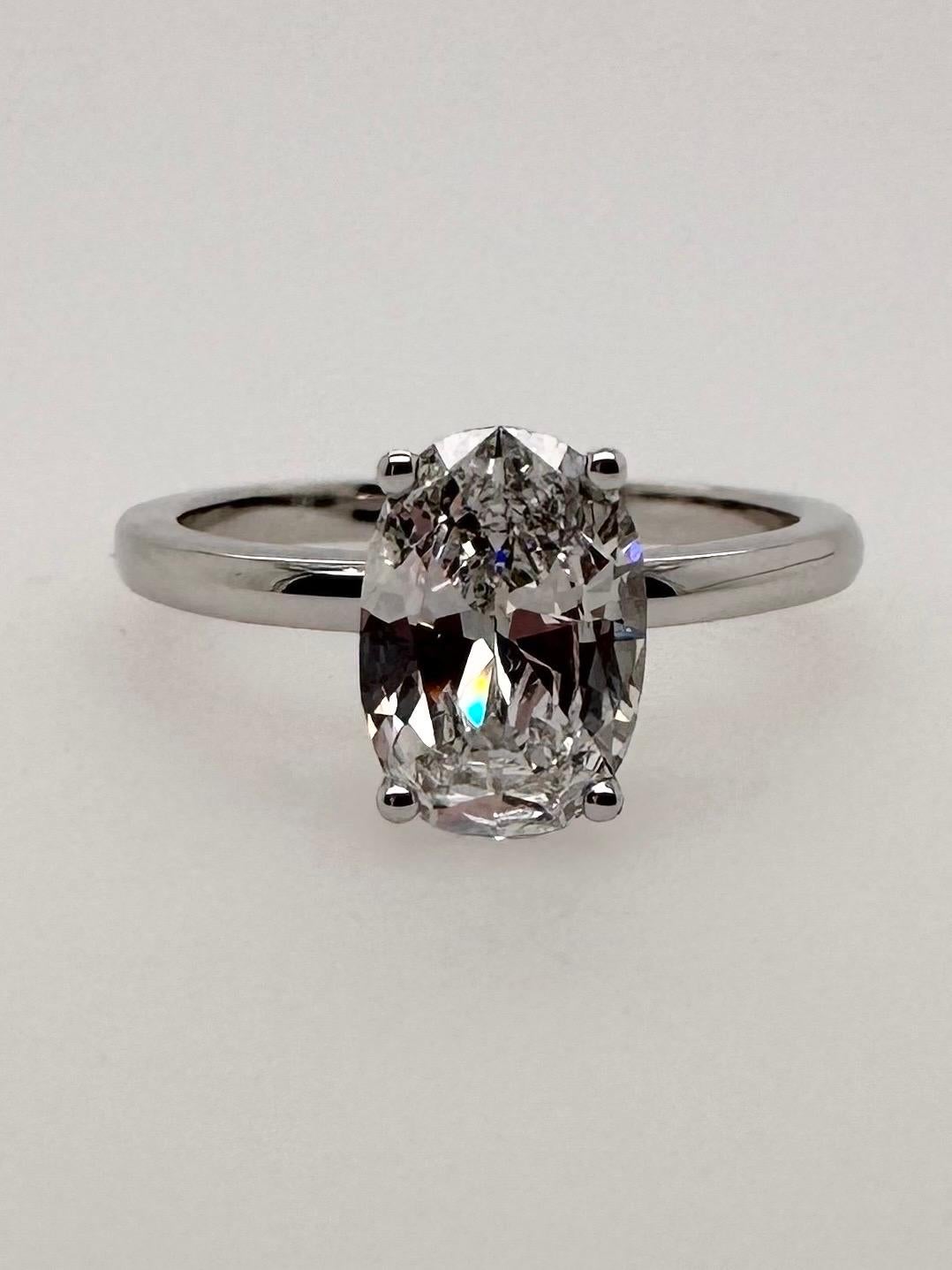 Bague de fiançailles ovale minimaliste en or 18 carats avec diamants Moissanite  en vente 3