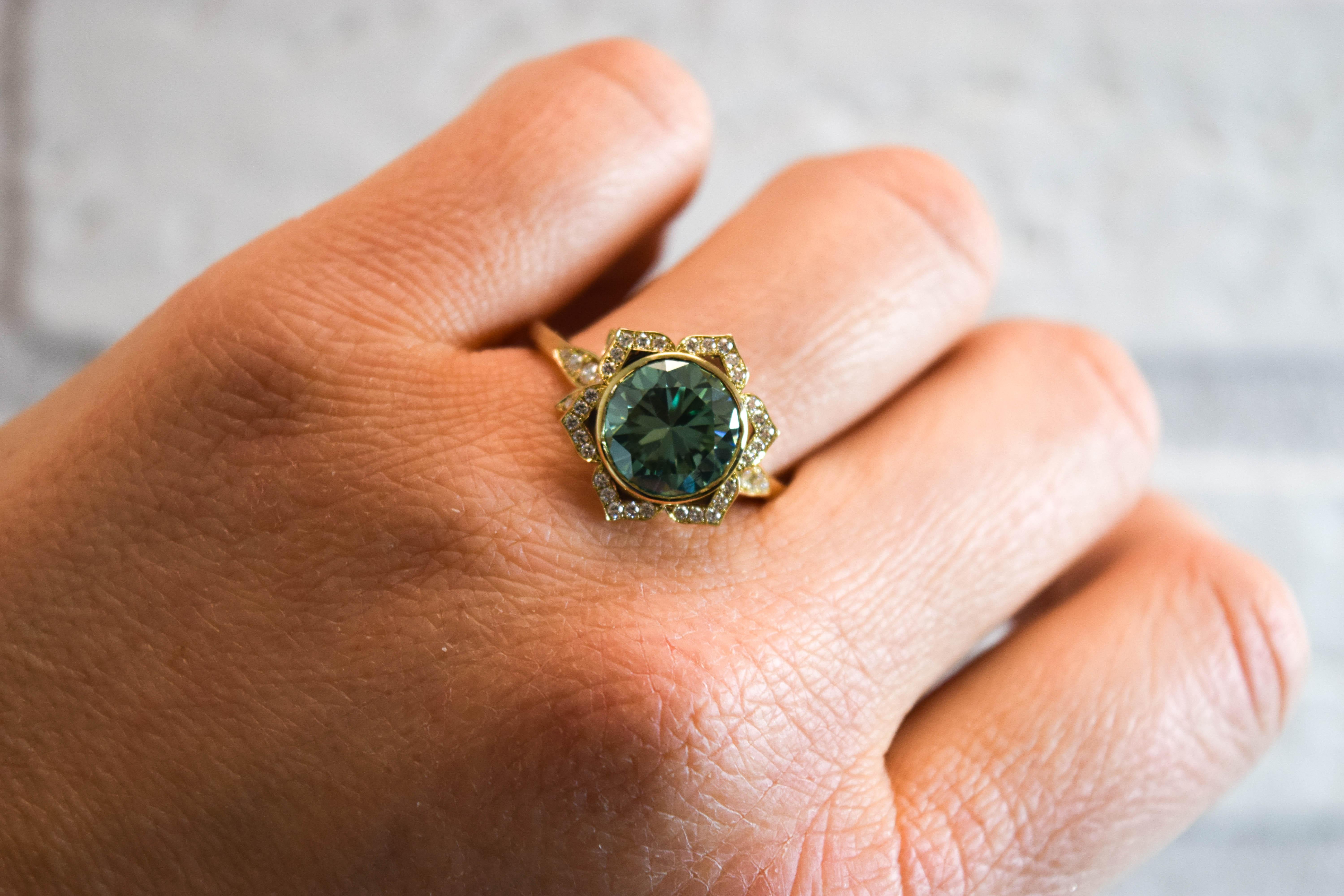 Moissanite Diamond Sunflower ring 14 Karat gold designer ring Floral ring en vente 5