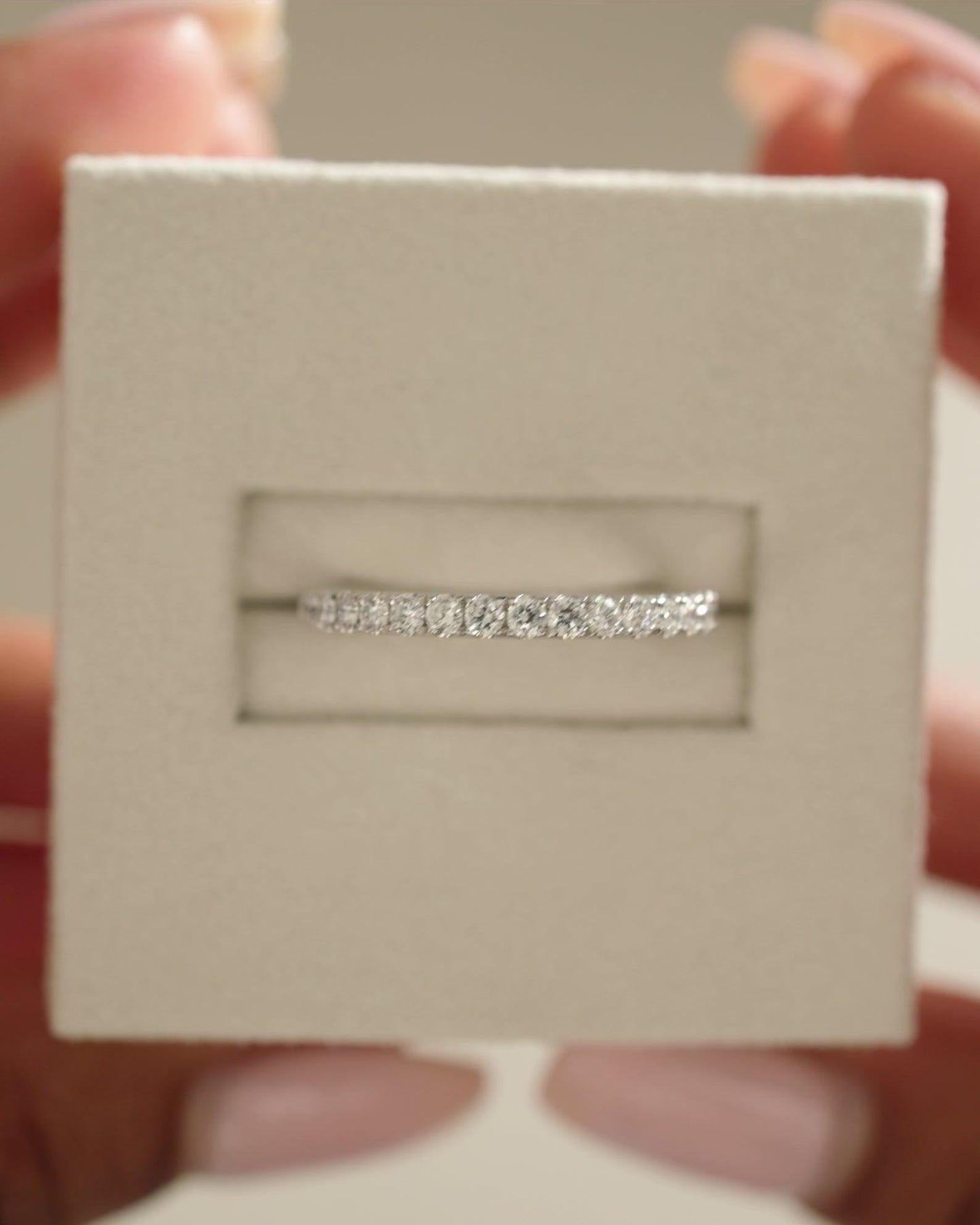 Oro amarillo de 14k Diamante natural  medio anillo de eternidad banda de eternidad . en venta 8