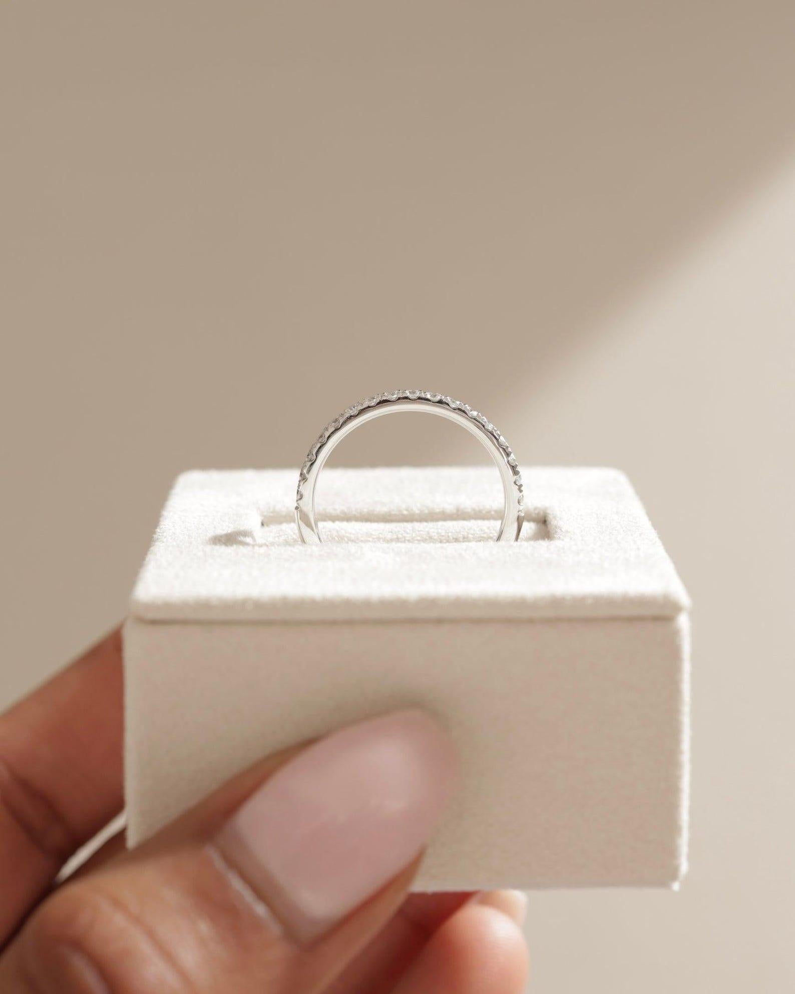 Femenino o masculino Oro amarillo de 14k Diamante natural  medio anillo de eternidad banda de eternidad . en venta