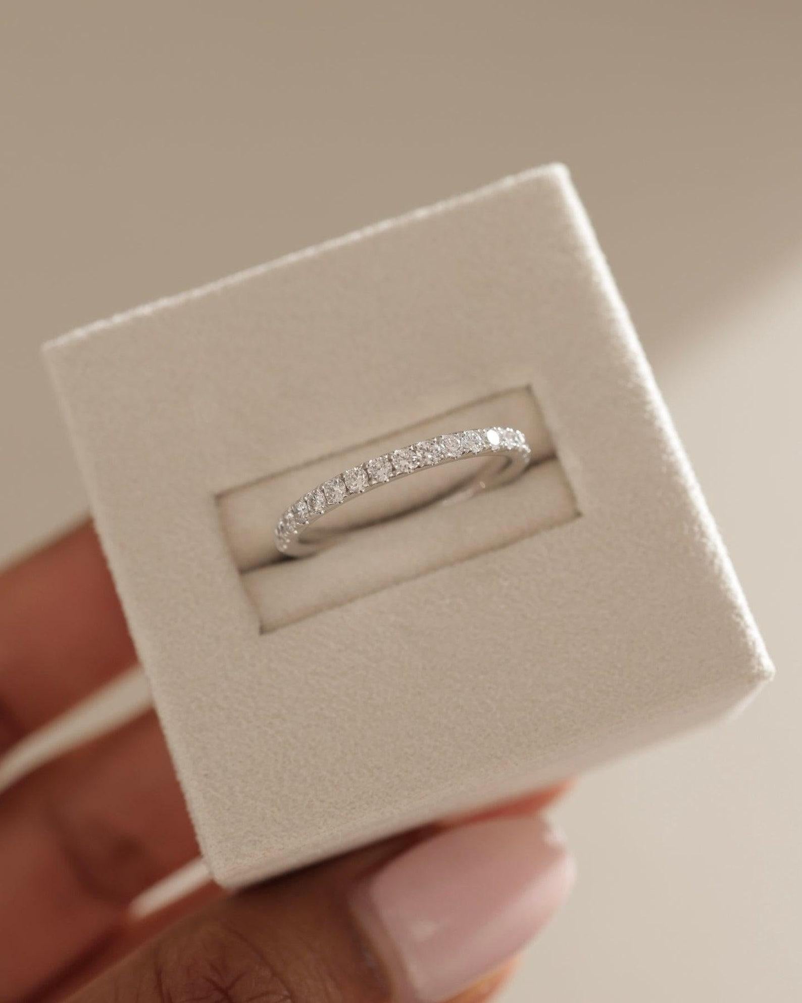 Oro amarillo de 14k Diamante natural  medio anillo de eternidad banda de eternidad . en venta 2