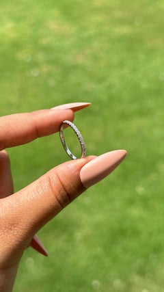 Anello Moissanite a fascia rotonda a mezza eternità per la mamma, regalo in oro bianco massiccio 14k