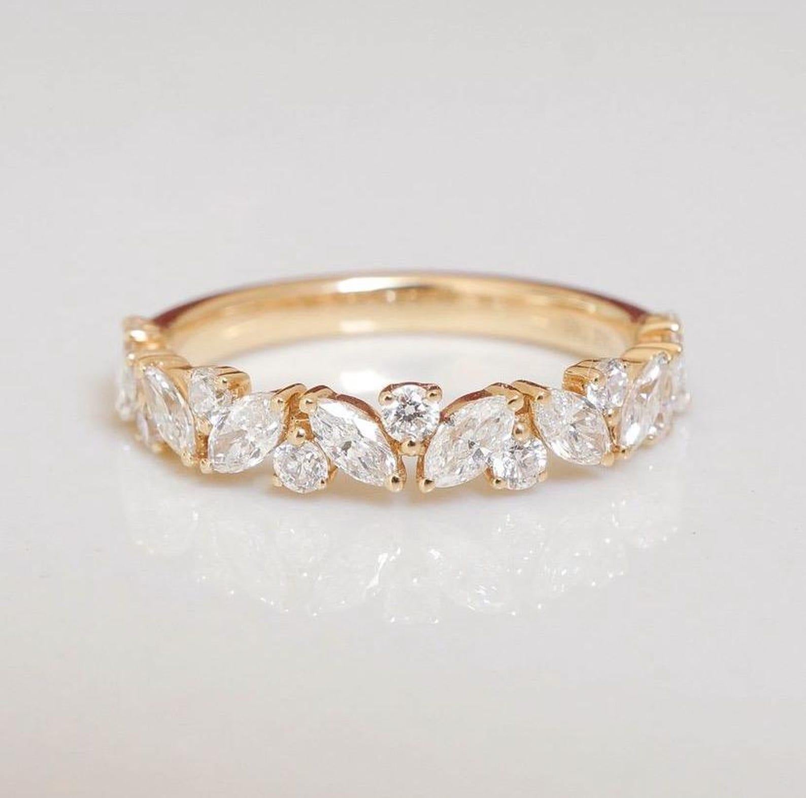 Moissanite Marquise und Runde Eternity Ring 925 Sterling Silber Einzigartiger Ring. 

Hauptstein 
Moissanit 
Material 
925 Sterling Silber 

A P P R O X T I M E

Alle Artikel werden auf Bestellung gefertigt. Unsere ungefähre Lieferzeit beträgt 6 bis
