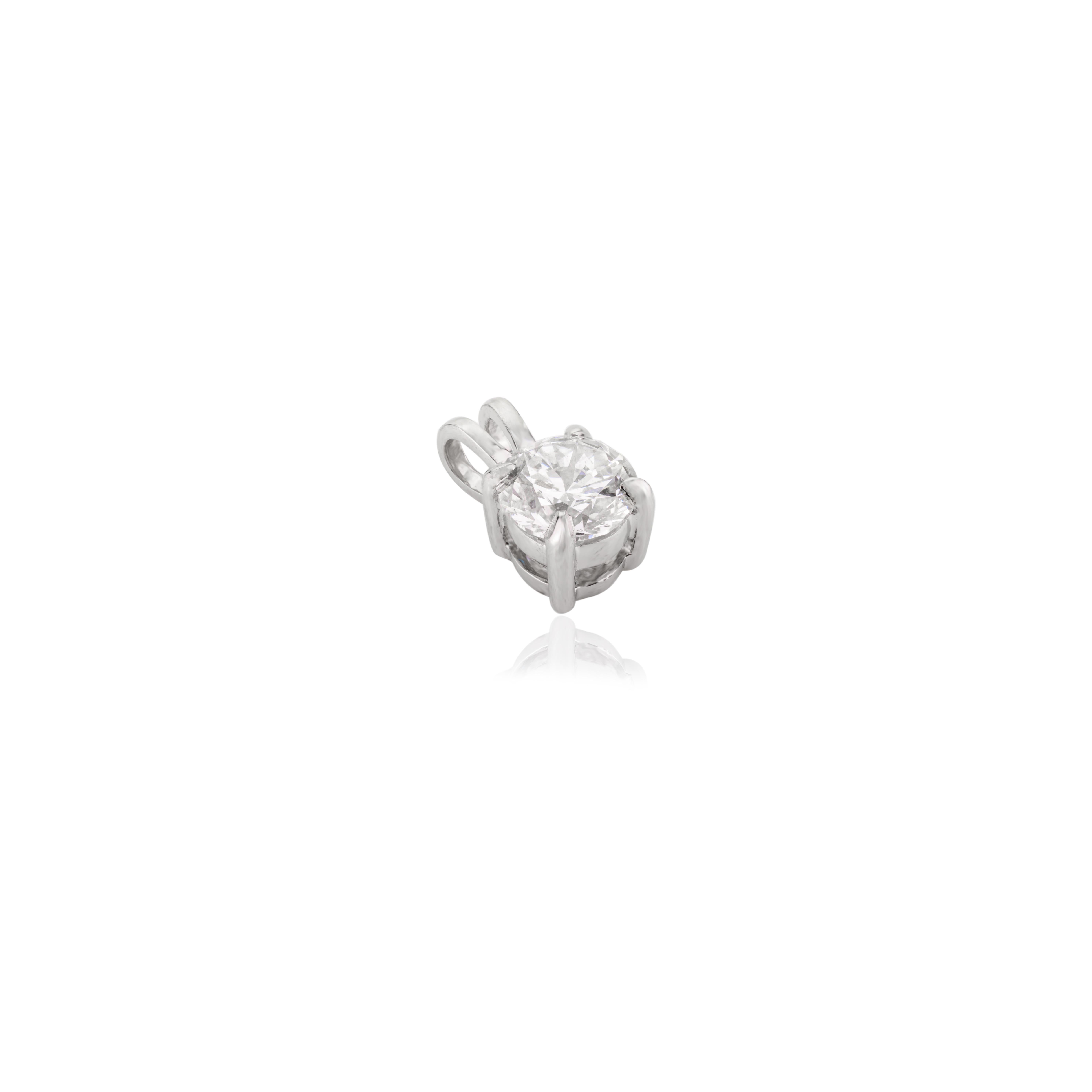 Moissanite Solitaire Everyday-Anhänger aus 14 Karat massivem Weißgold. Sie brauchen einen Solitär-Anhänger, um mit Ihrem Look ein Statement zu setzen. Diese Solitär-Anhänger sorgen für ein funkelndes, luxuriöses Aussehen mit 0.255 Karat