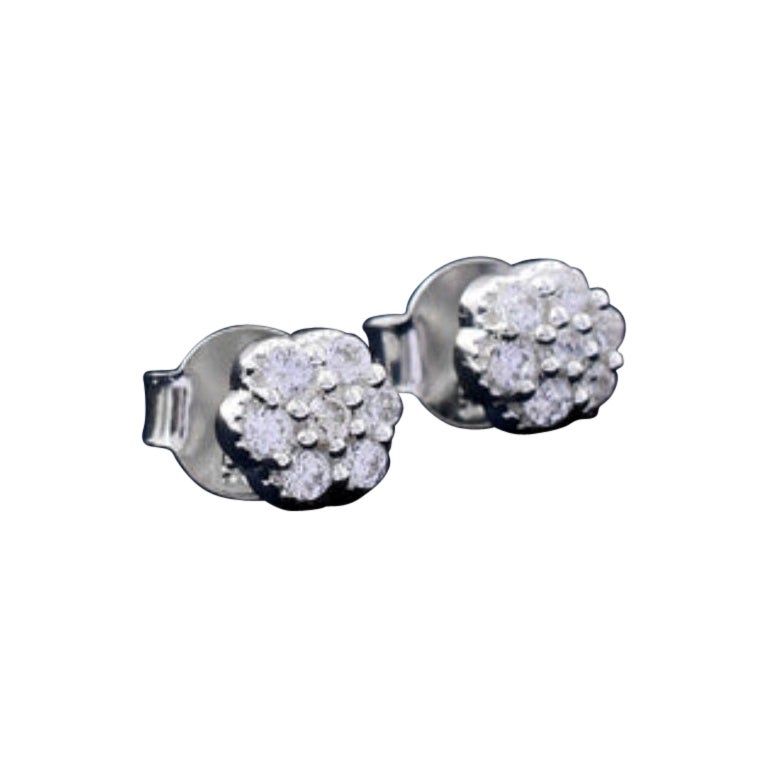 Orecchini con borchie di moissanite in argento 925, a forma di fiore per le donne. in vendita