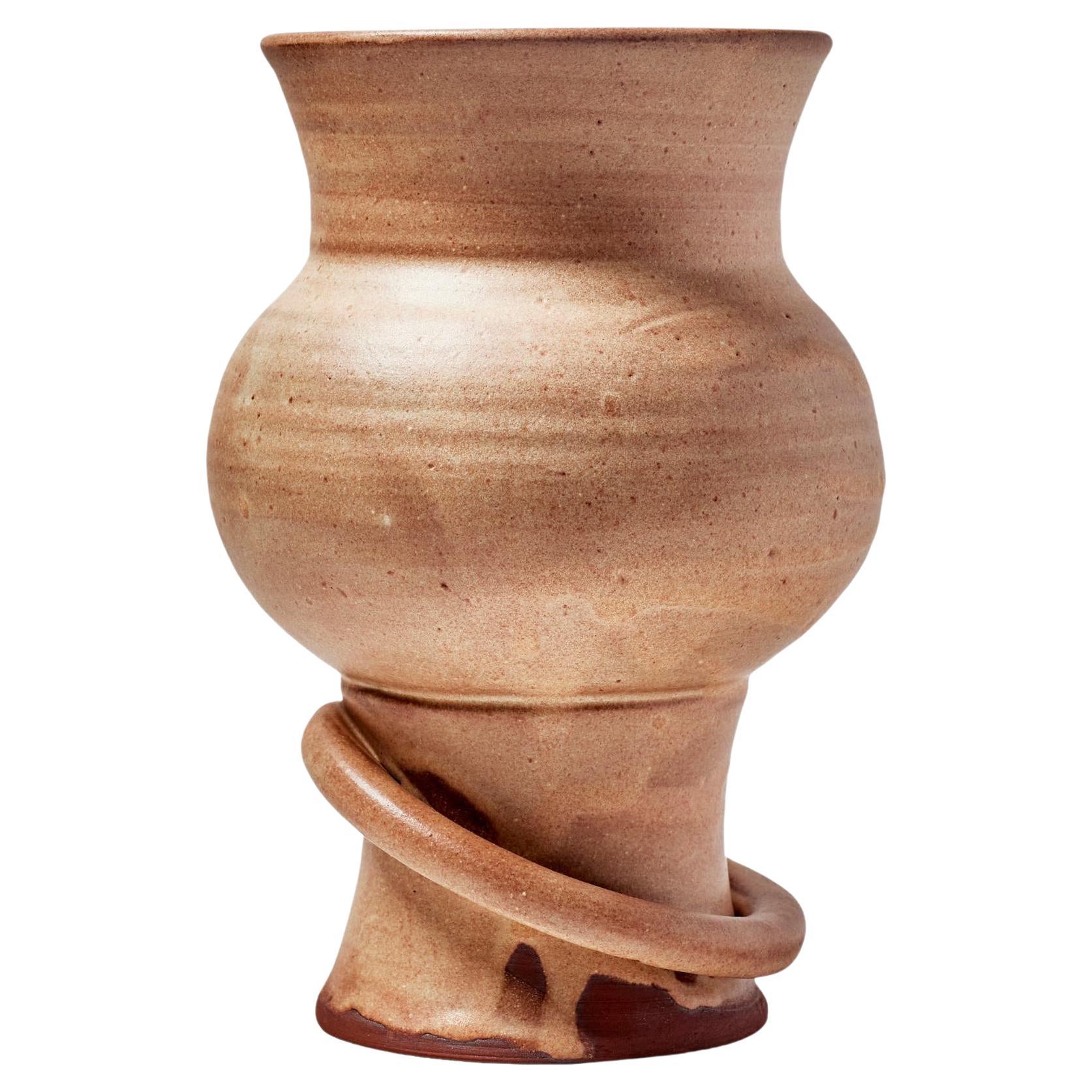 Vase bracelet sur piédestal Mojave d'Erin Hupp en vente