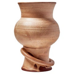 Jarrón brazalete con pedestal Mojave de Erin Hupp