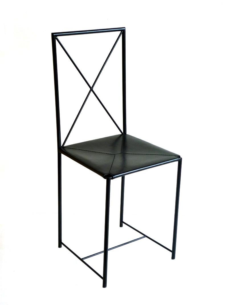 Black leather seat and metal frame.
Rationalist design 1939.
1985 by Flexform production.
Excellent condition.
Measures: H seat: 47 cm.