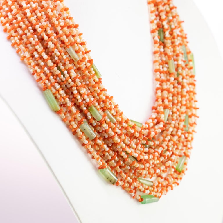 Collier à plusieurs rangs de perles moka, de nacre, de corail rouge, de  chrysoprase et de perles épaisses et audacieuses - En vente sur 1stDibs