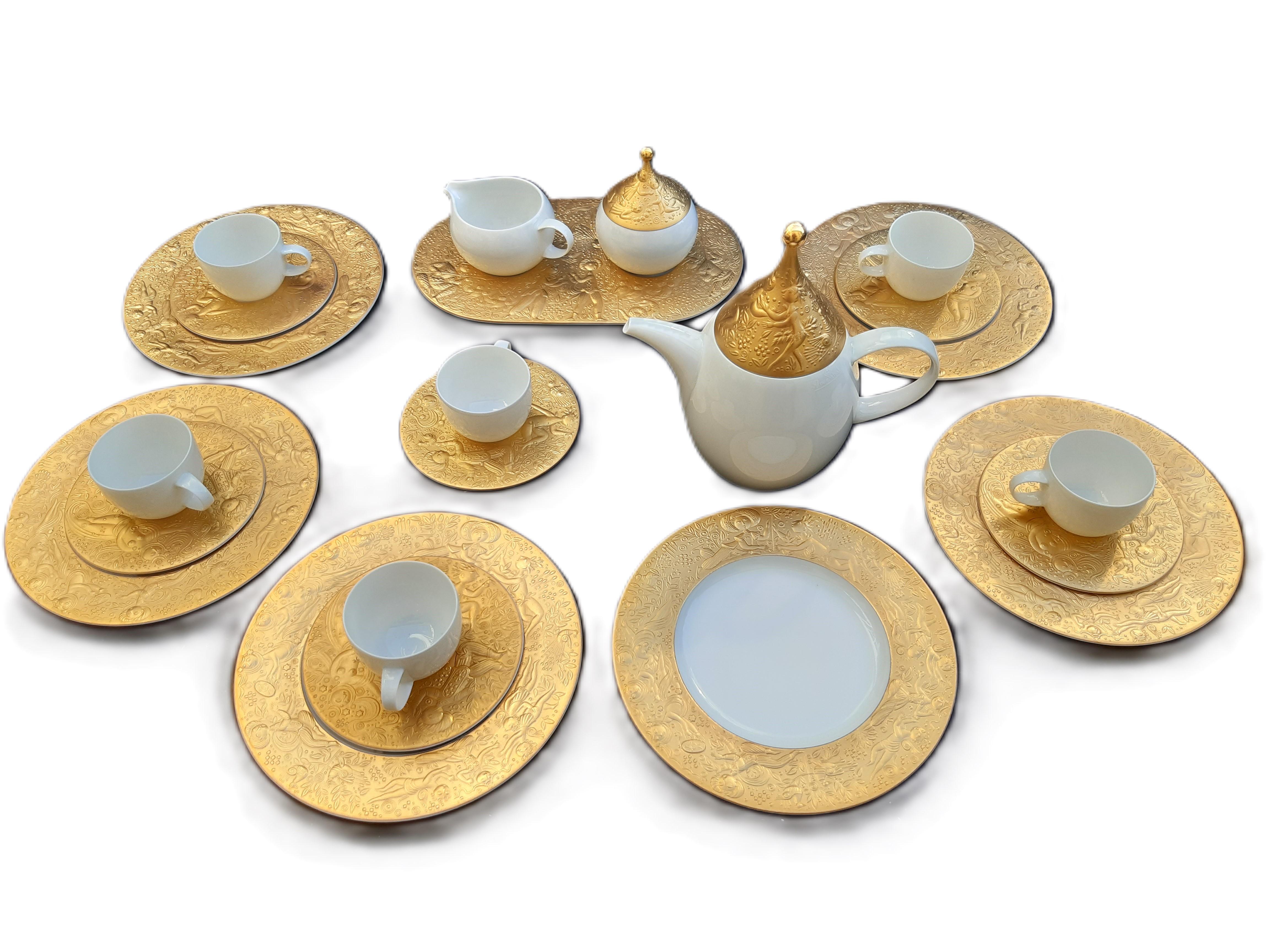 Mokkaservice SARASTRO von Bjørn Wiinblad für Rosenthal - »Zauberflöte«, 24 Karat vergoldet, 1980er.
Für 6 Personen, absolut neuwertiger, perfekter Zustand.