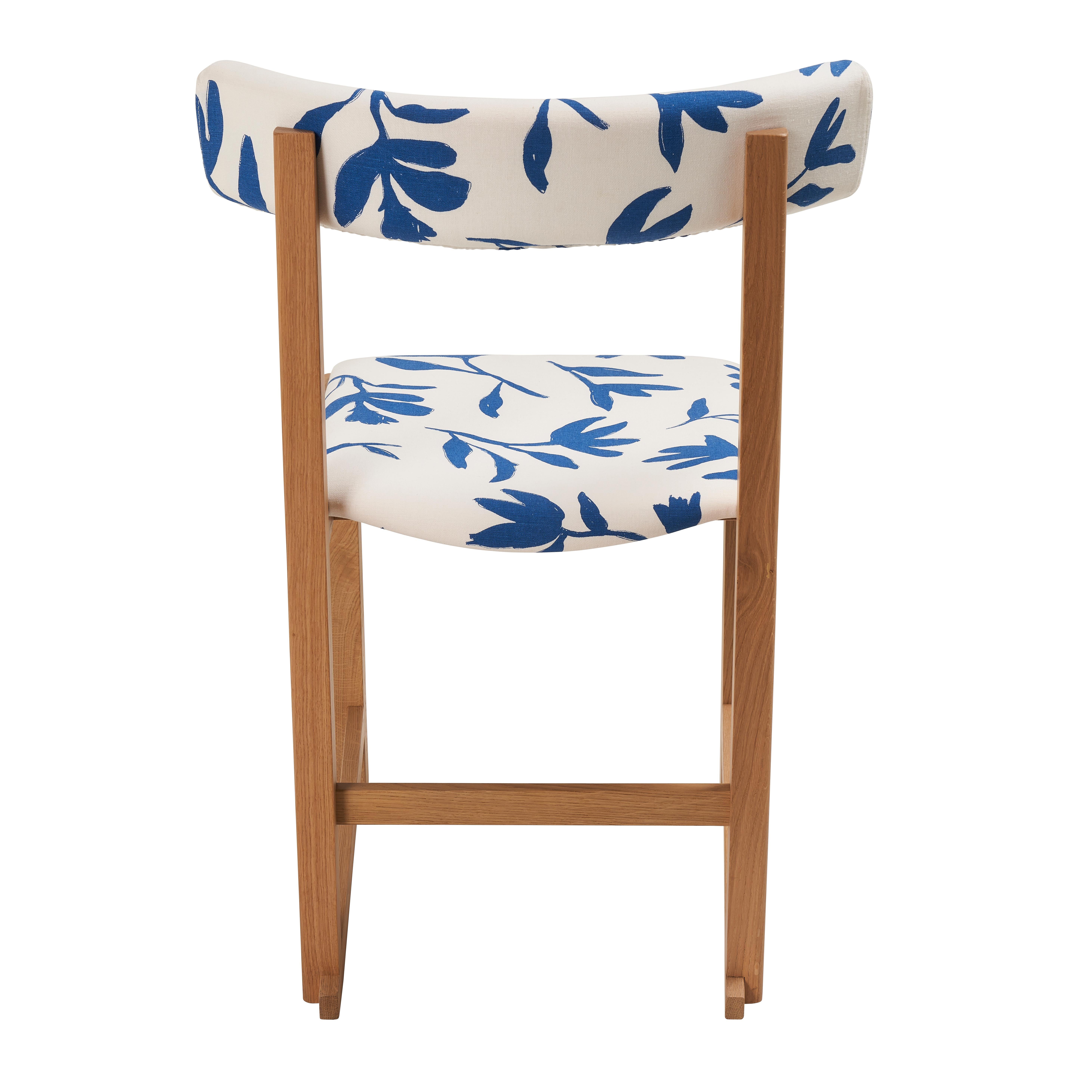 Moderne Chaise de salle à manger Mokki tapissée de tissu Performance Laurel Schumacher en vente