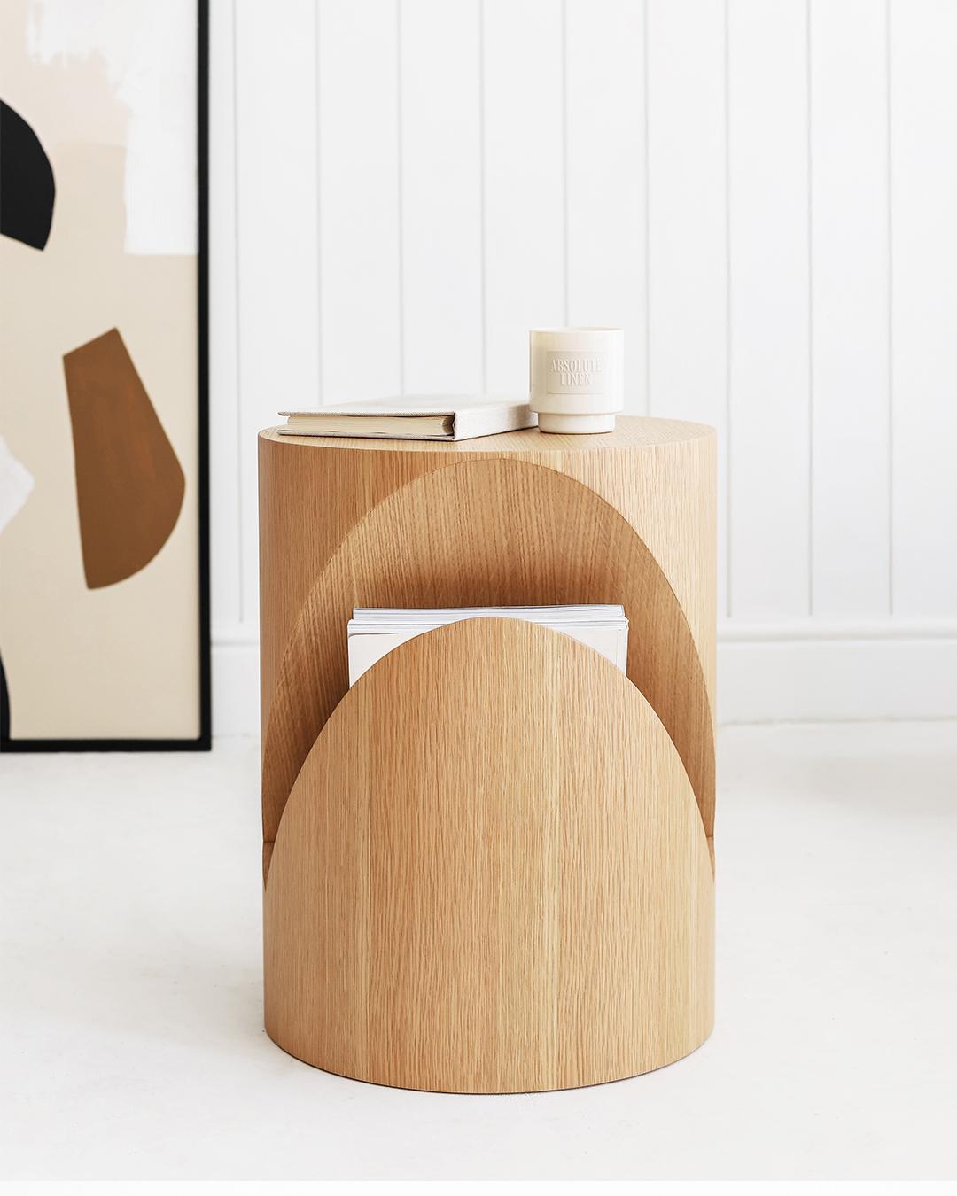 It is made of solid oak veneer and can be used both as a side table and a nightstand. The chamber in the body is designed as a newspaper/magazine holder, giving the product a different function. It is a product where you can feel the texture, warmth
