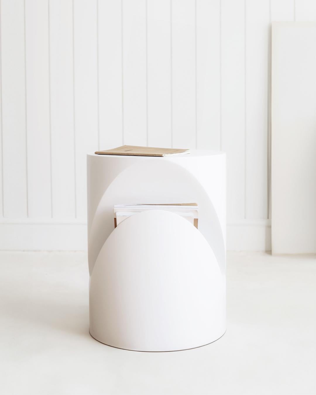 La chambre dans le corps est conçue comme un porte-journaux/magazines, ce qui confère au produit une fonction différente. Il est fabriqué à la main selon des méthodes naturelles par des artisans locaux. Cette pièce peut être produite et