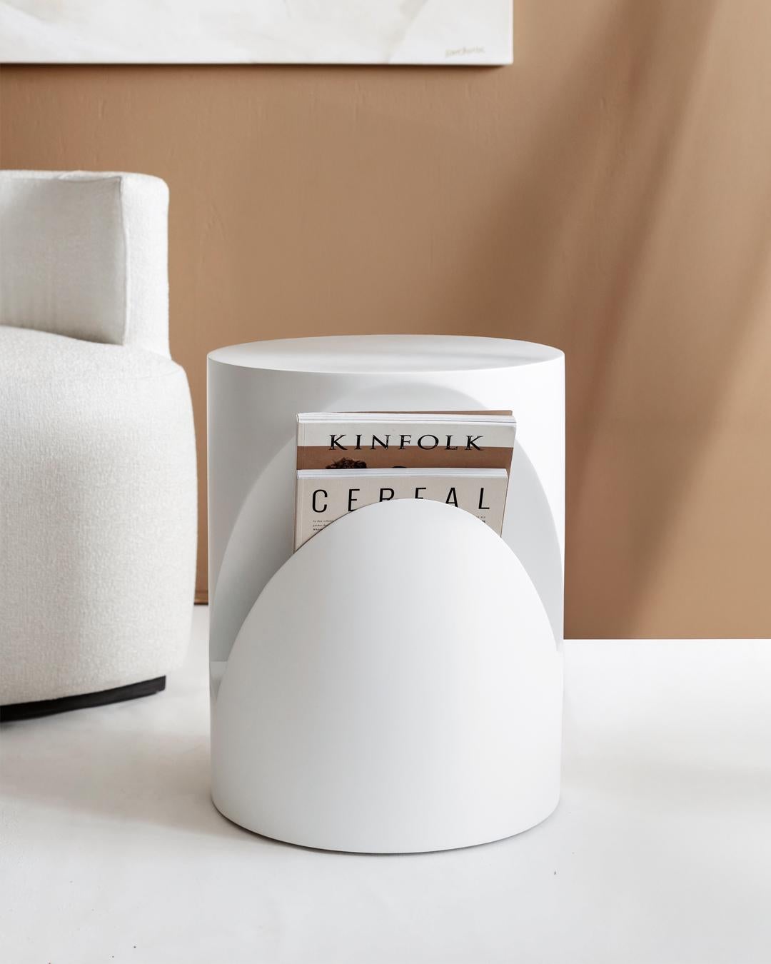 Moderne Table d'appoint Mola d'aspect typique, blanche en vente