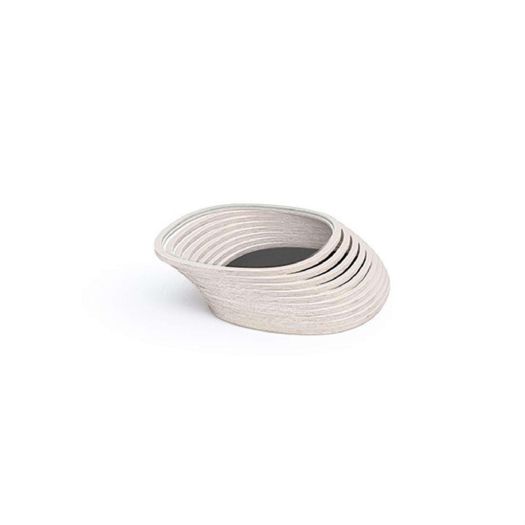 La table basse Mola, de petite taille, est une pièce élégante et polyvalente conçue pour améliorer tout espace de vie. Avec son esthétique épurée et moderne, il présente généralement un design minimaliste qui peut s'intégrer à divers styles