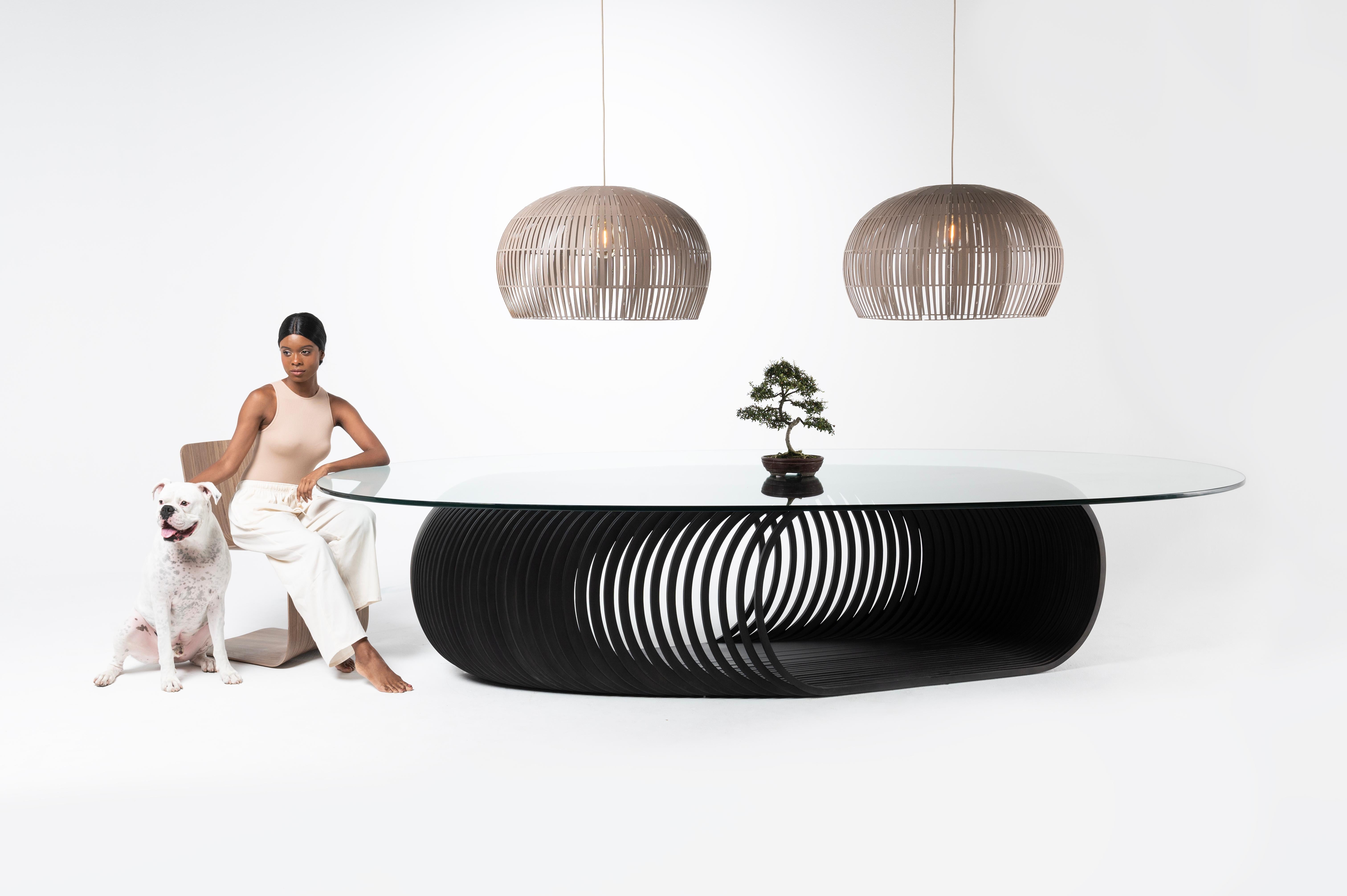 La grande table Mola est un mélange étonnant de fonctionnalité et d'esthétique, conçue pour élever votre expérience gastronomique. Fabriqué en contreplaqué de qualité supérieure, il est doté d'une surface stratifiée qui non seulement rehausse son