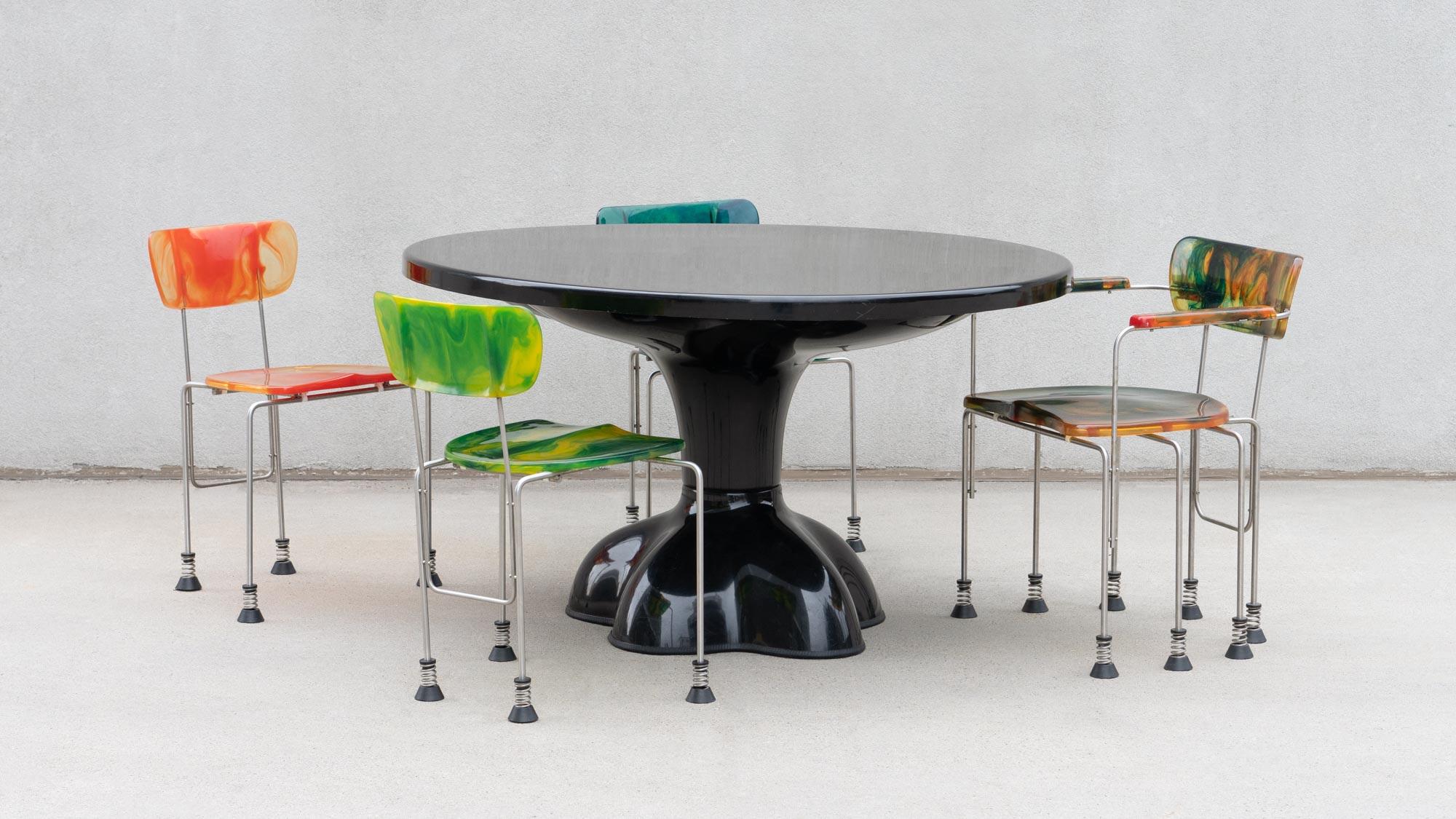 TABLE À MANGER MOLAIRE
WENDELL CASTLE C.C.1969

Table de salle à manger 'Molar' en noir, rarement vue, conçue par Wendell Castle. Fibre de verre moulée, enduite de gel et de forme amorphe. La garniture en caoutchouc d'origine est présente sur le