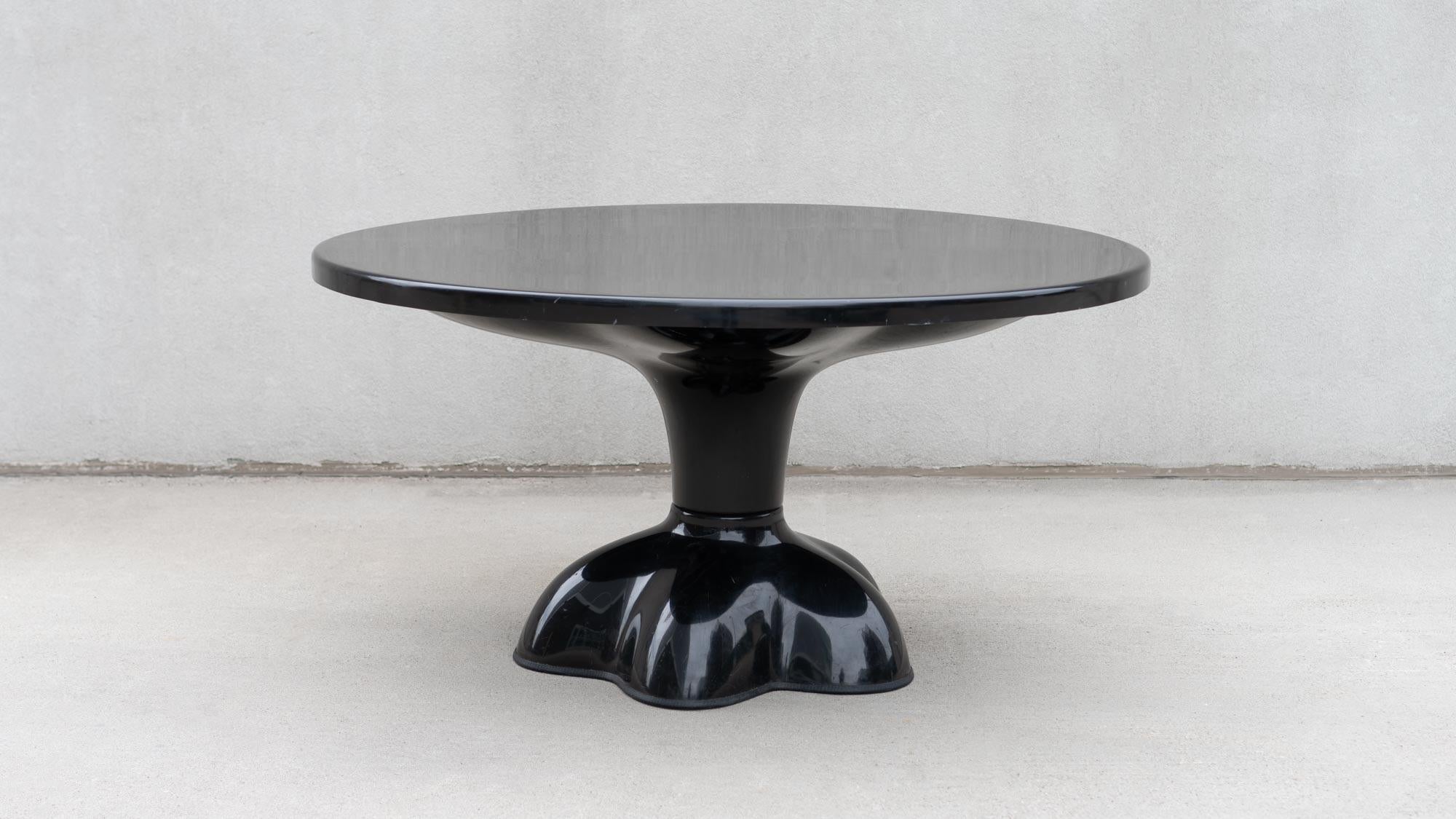 Molar Dining Table by Wendell Castle, 1970s Gel-Coated Fiberglass , Mid-Century  In Good Condition For Sale In Brooklyn, NY