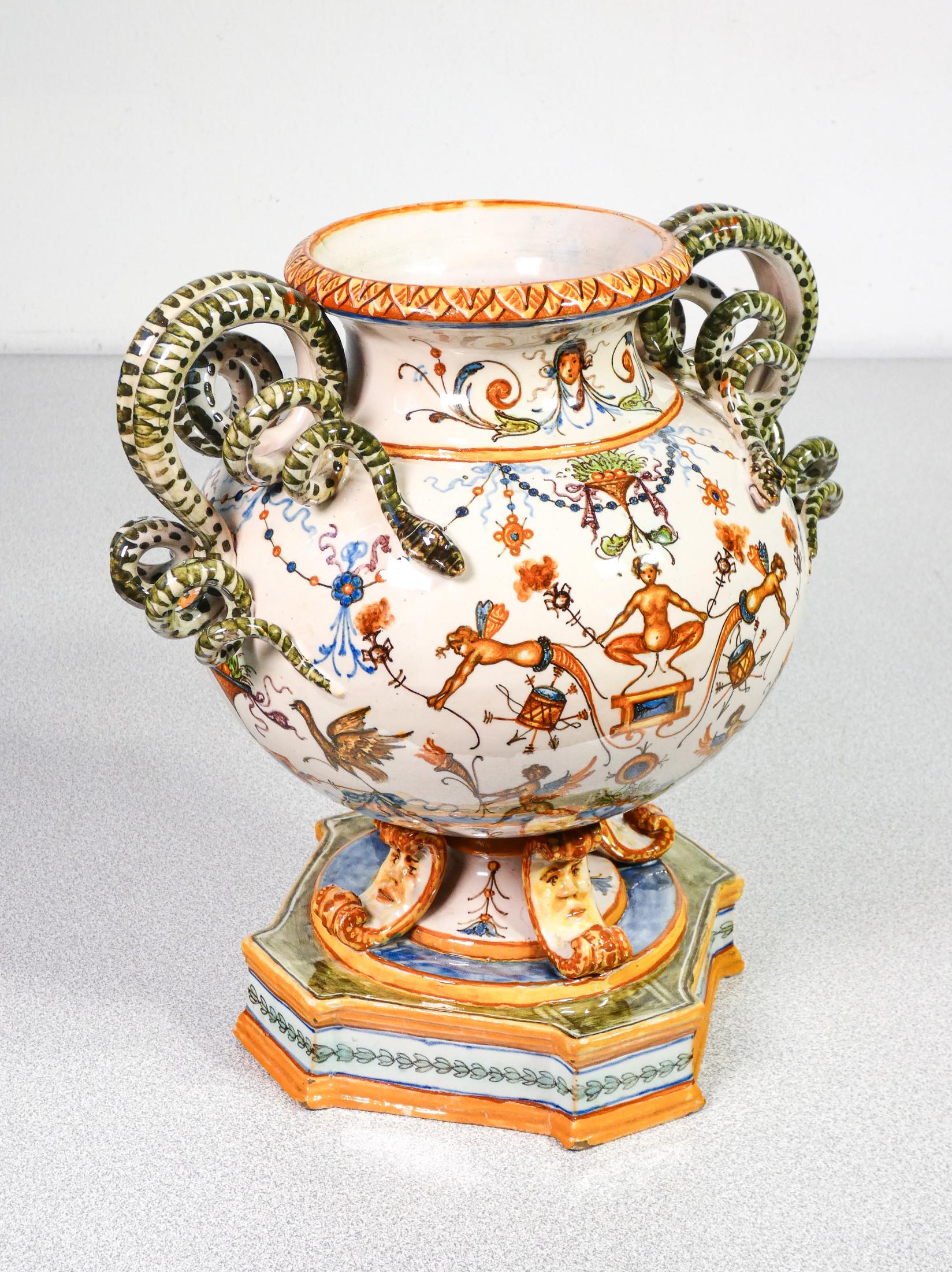 MOLARONI
vase en céramique peint à la main
avec de riches grotesques
et des poignées de serpent

ORIGINE
Pesaro, Italie

PERIODE
20's

MARQUE
MOLARONI
Pesaro

MATERIALS
Céramique peinte à la main

DIMENSIONS
H 23,5 cm
L 22 x 18 cm

CONDITIONS
Le