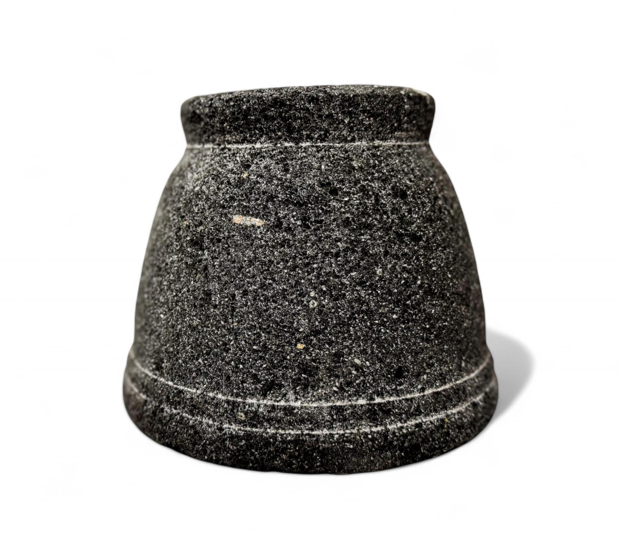 Molcajete aus vulkanischem Stein, Taller Maya, 2016 - Los 780 im Angebot 3