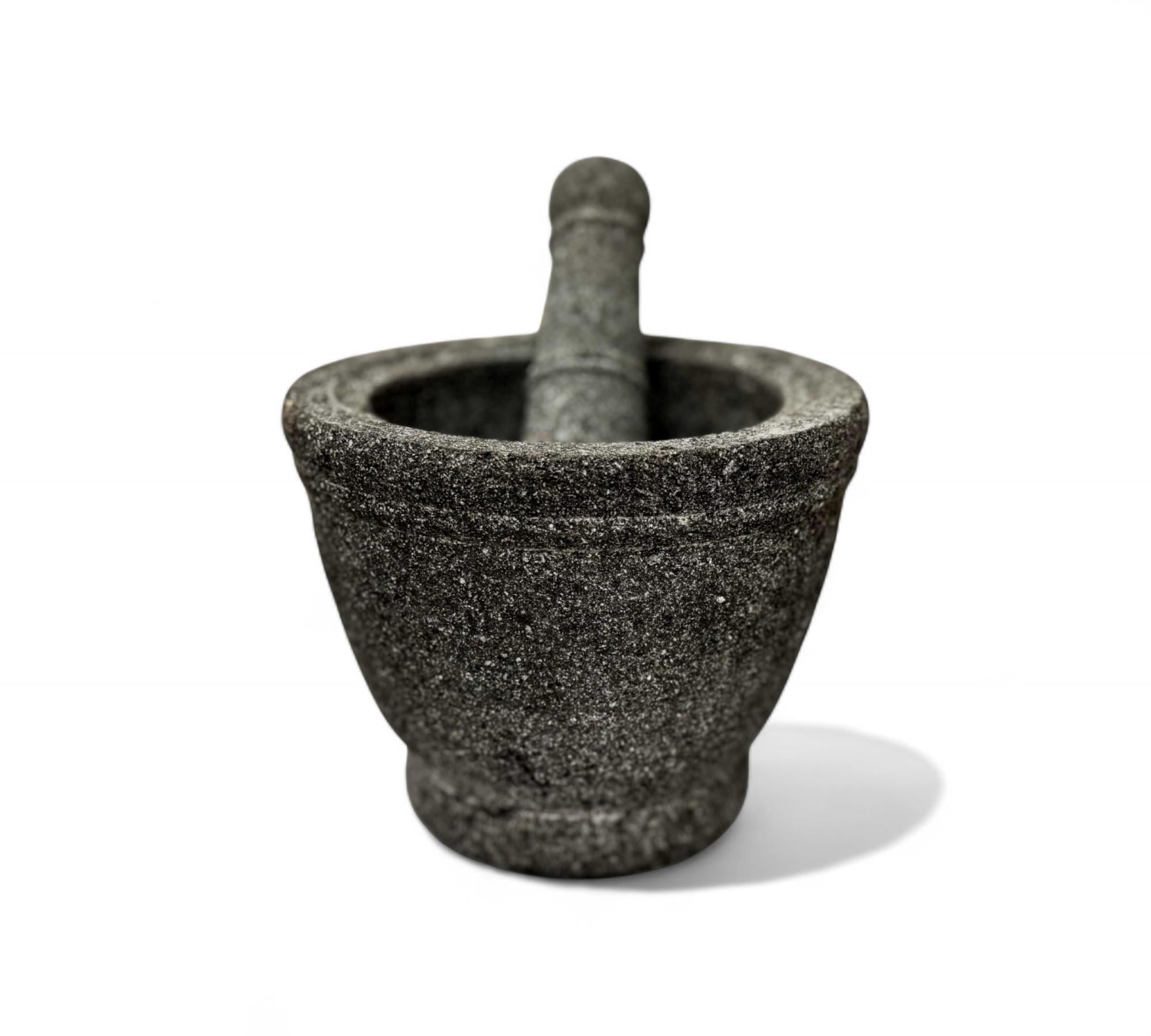 Dieses Bild zeigt eine wunderschön handgeschnitzte Molcajete, einen traditionellen mexikanischen Mörser und Stößel, der 2016 von Taller Maya entworfen wurde, einem Kollektiv, das mit Maya-Kunsthandwerkern auf der Halbinsel Yucatán zusammenarbeitet.