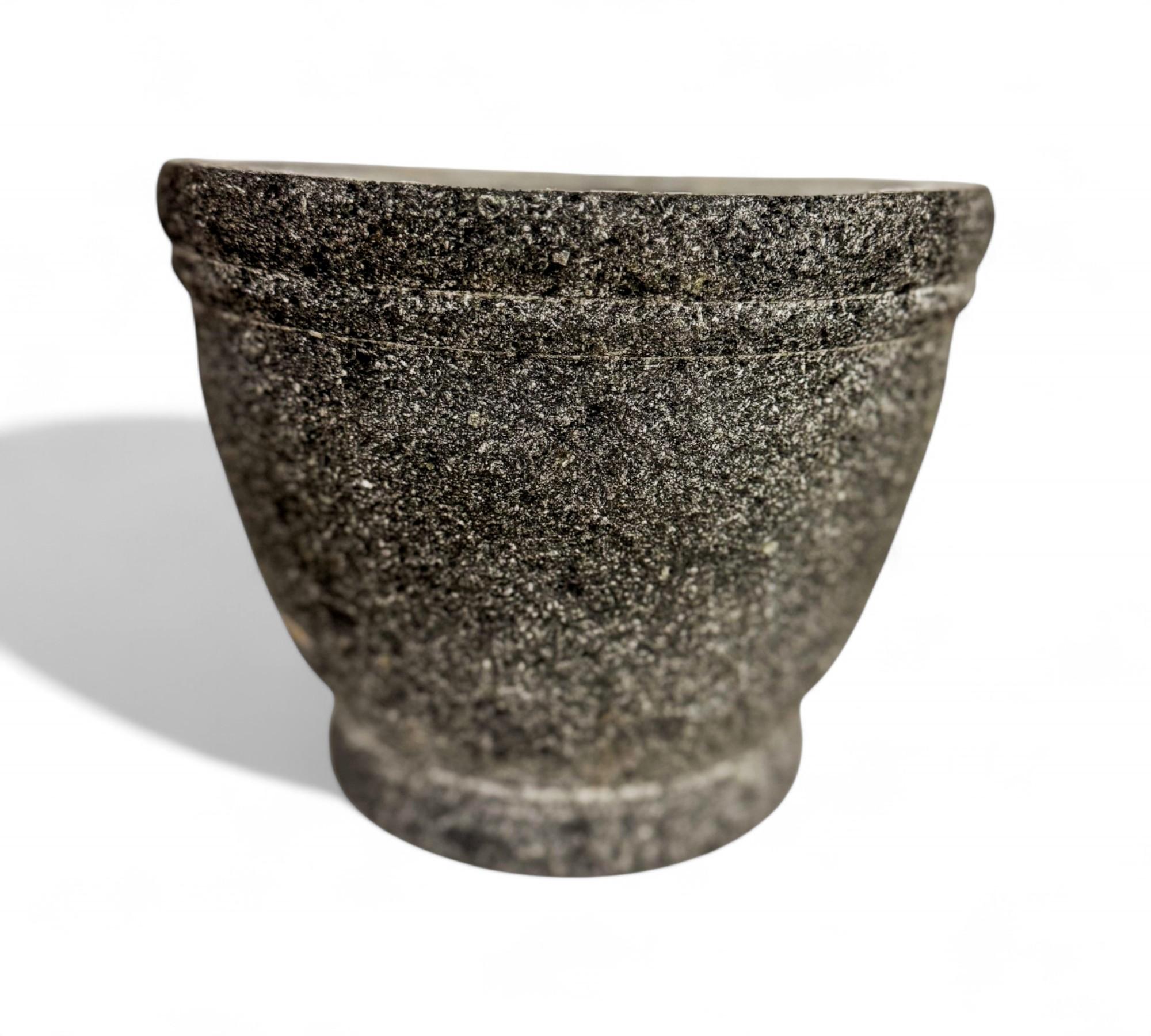 Molcajete aus vulkanischem Stein, Taller Maya, 2016 - Los 780 im Angebot 1