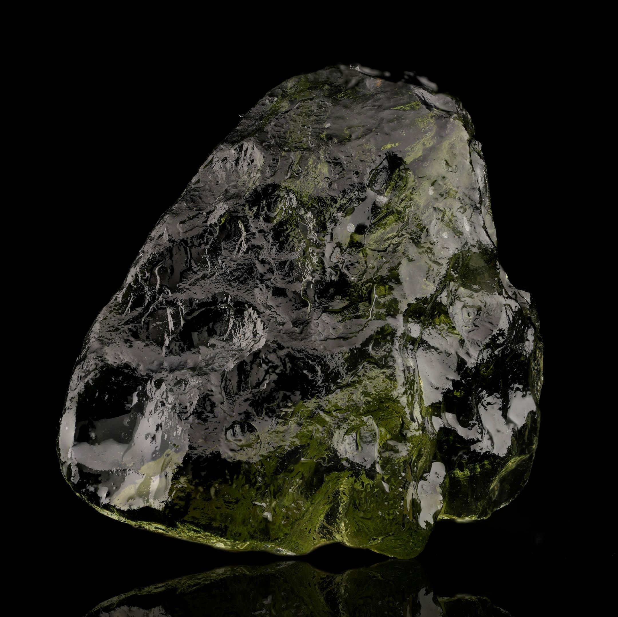 Ce spécimen rare et magnifiquement texturé de 4,35 grammes de Moldavite présente une forme naturelle et aérodynamique ainsi qu'une teinte vert olive vibrante, caractéristiques des meilleurs verres tchèques à impact. La Nature est un type unique de