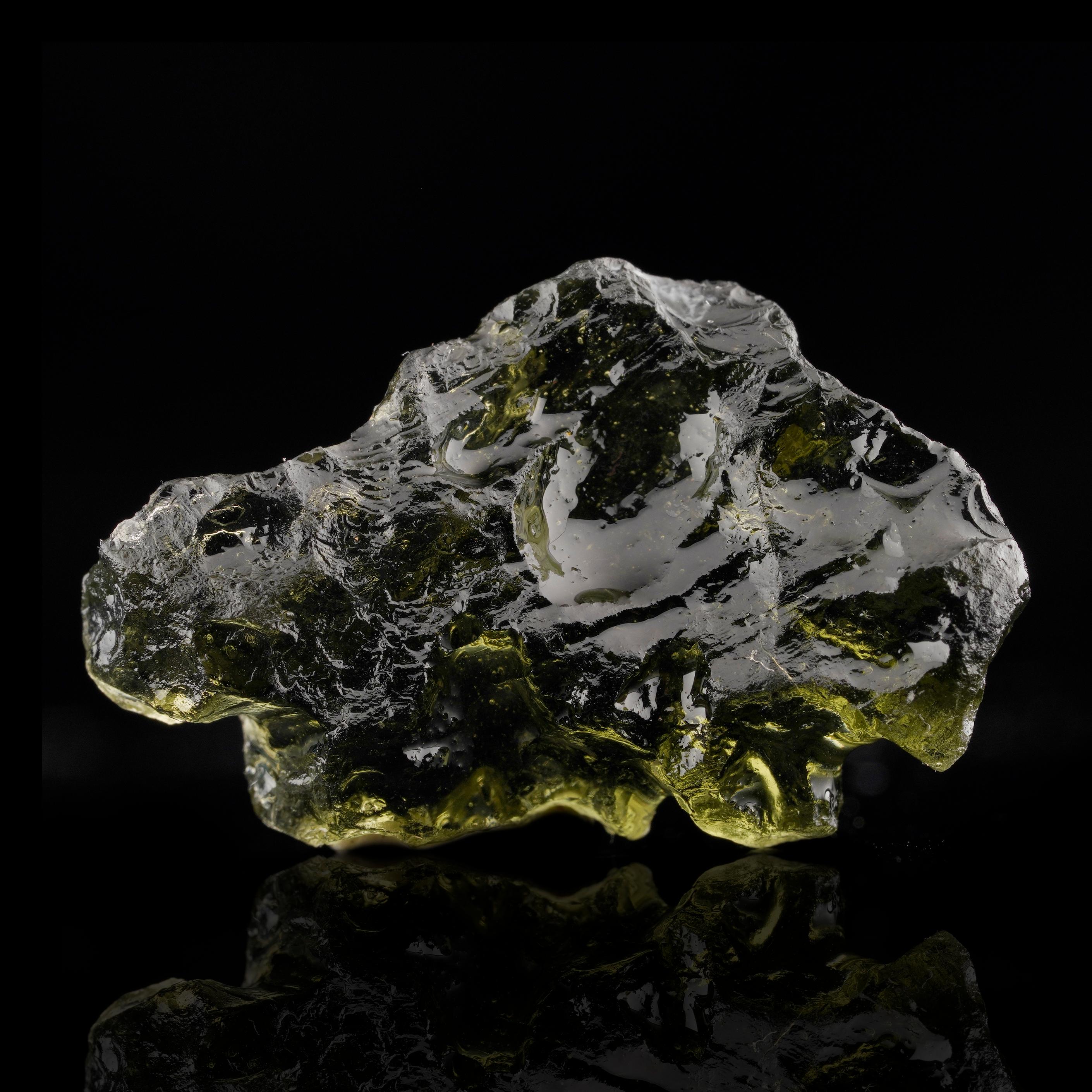 Ce spécimen rare et magnifiquement texturé de 3.06 grammes de Moldavite présente une forme naturelle et aérodynamique ainsi qu'une teinte vert olive vibrante, caractéristiques des meilleurs verres tchèques à impact. La Nature est un type unique de