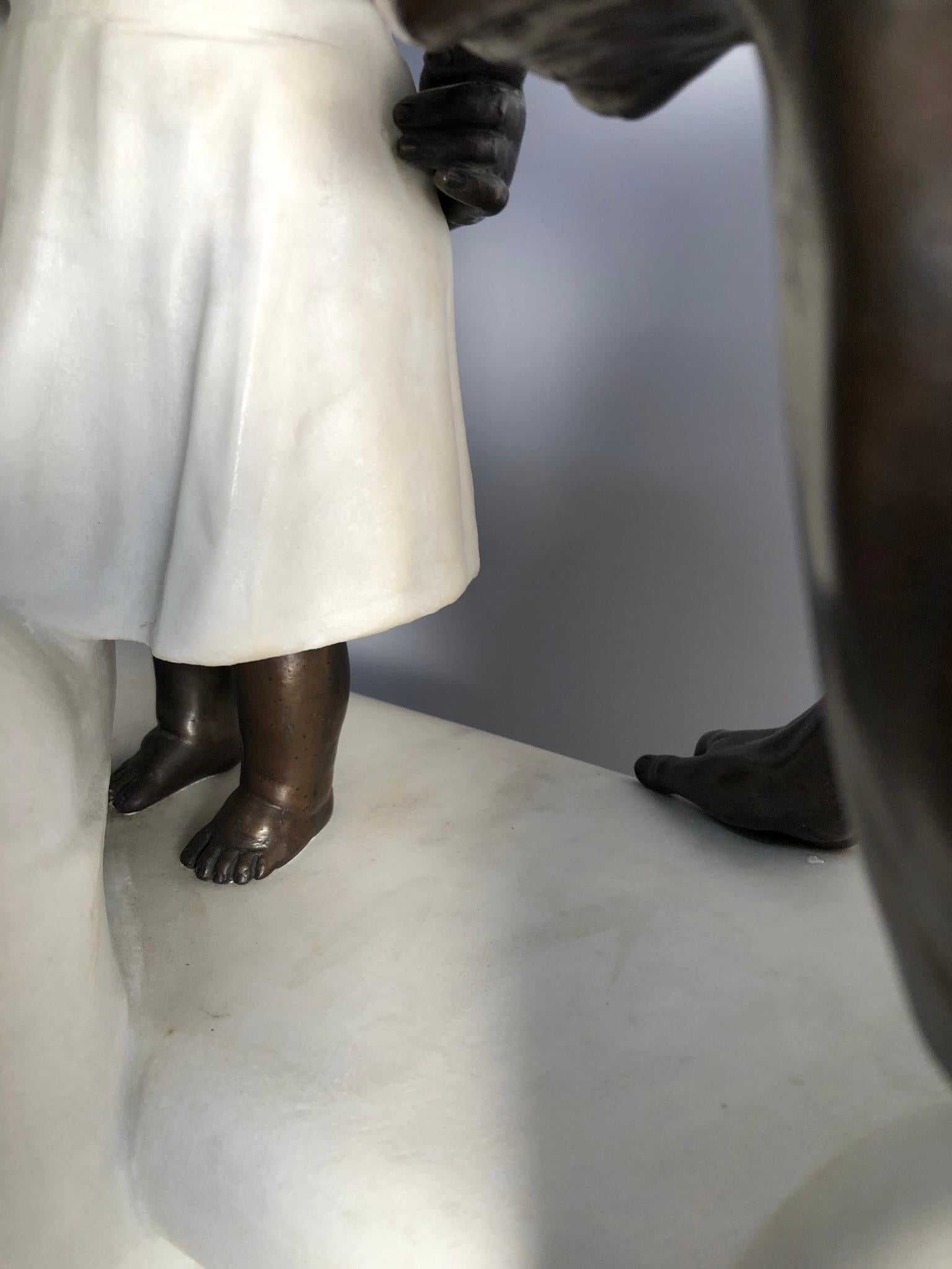 Italienische Gruppe aus geformtem und geschnitztem weißem Marmor: Die Erziehung von Kindern im Angebot 5