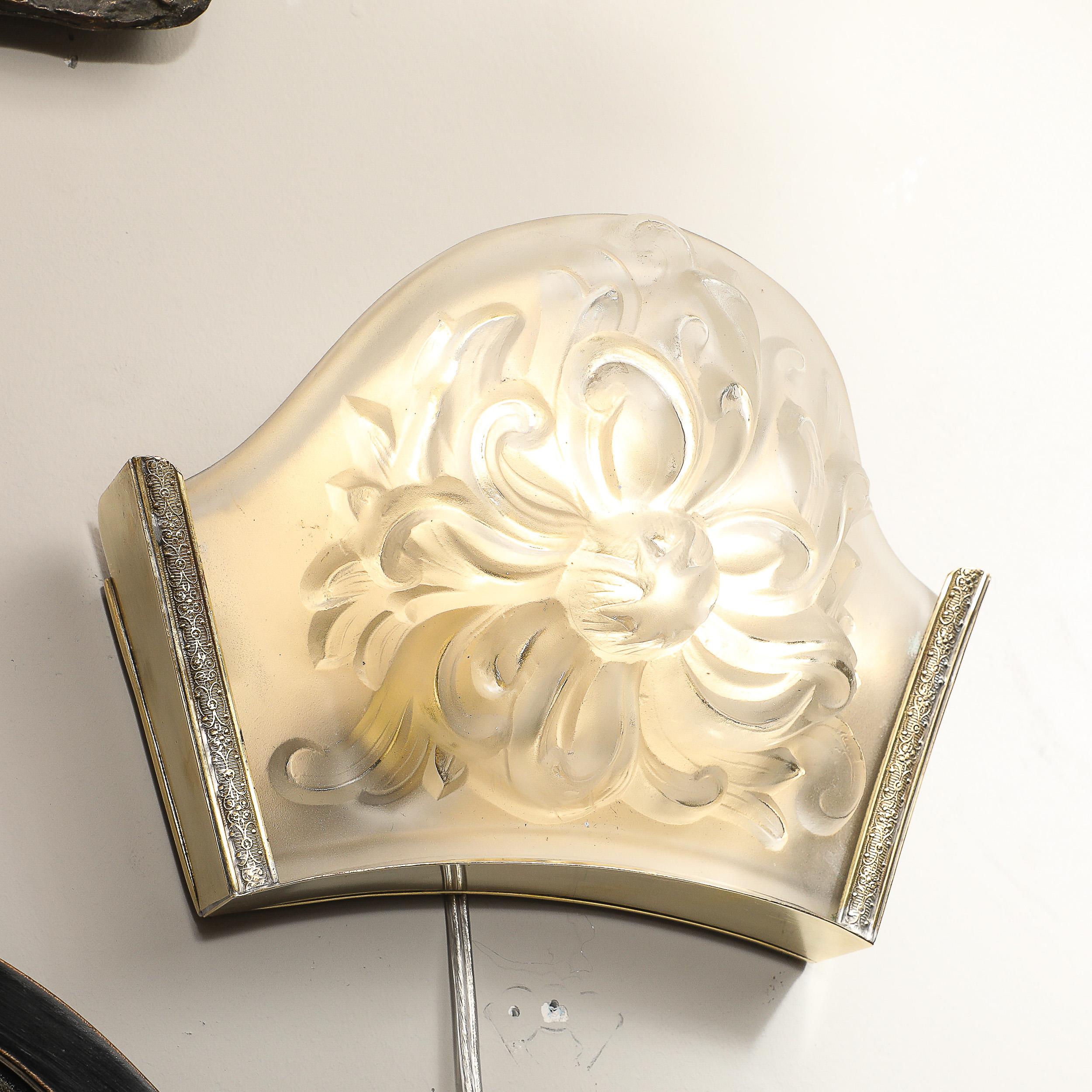 Apliques de Cristal Moldeado y Esmerilado con Motivos Florales y Herrajes de Latón by Sabino en venta 4