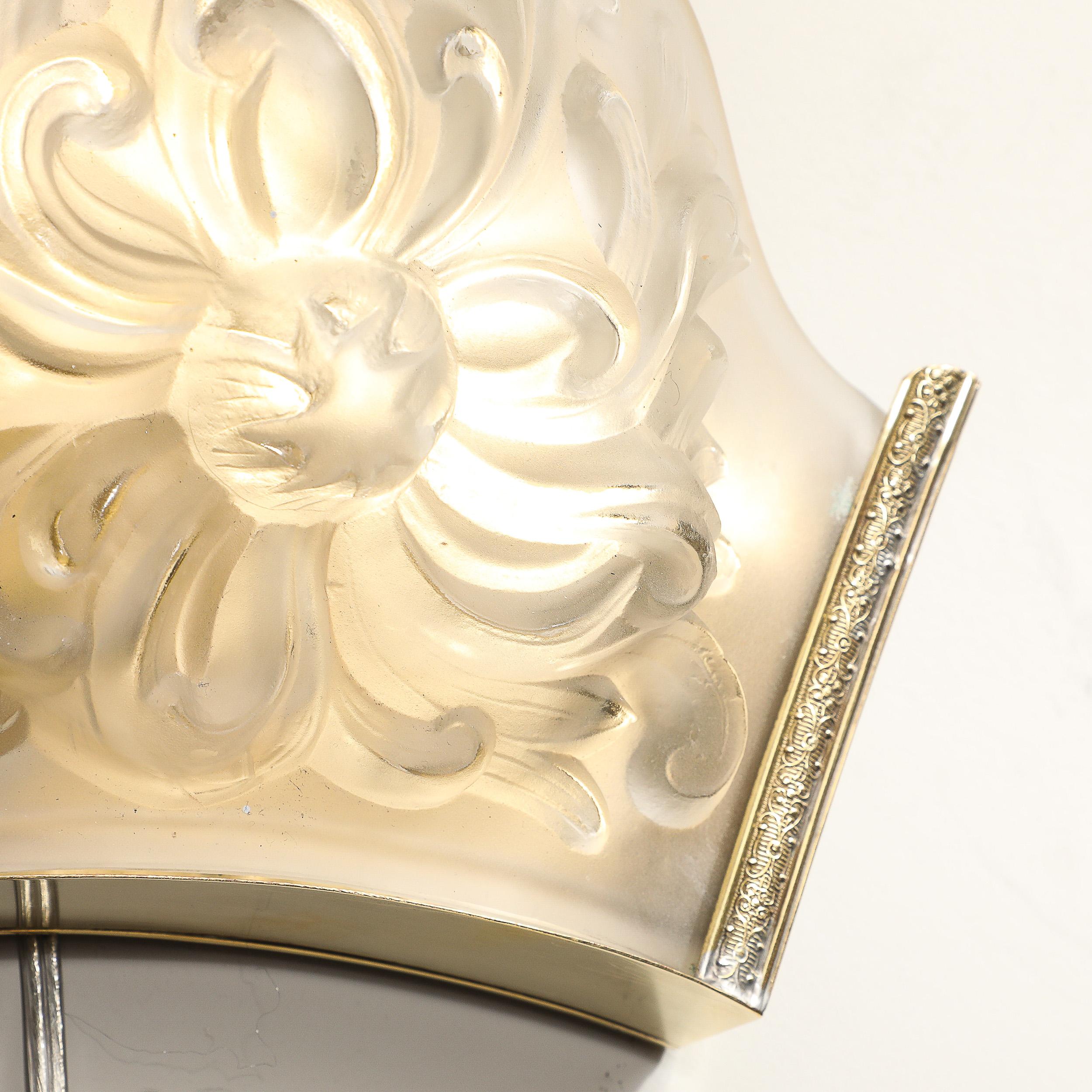 Apliques de Cristal Moldeado y Esmerilado con Motivos Florales y Herrajes de Latón by Sabino en venta 6