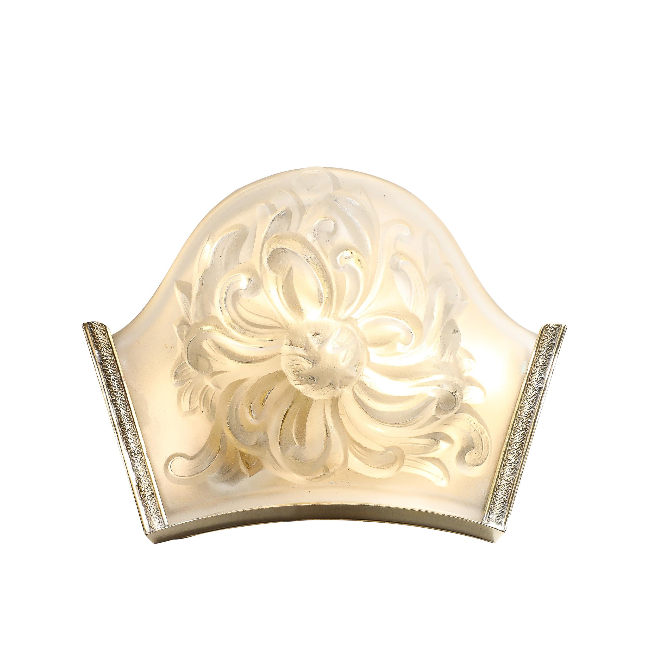 Este precioso par de apliques de cristal moldeado y esmerilado, con un encantador motivo floral, es una bella creación de Sabino de Francia, hacia 1940. La delicada artesanía del cristal esmerilado resalta los intrincados diseños florales, añadiendo