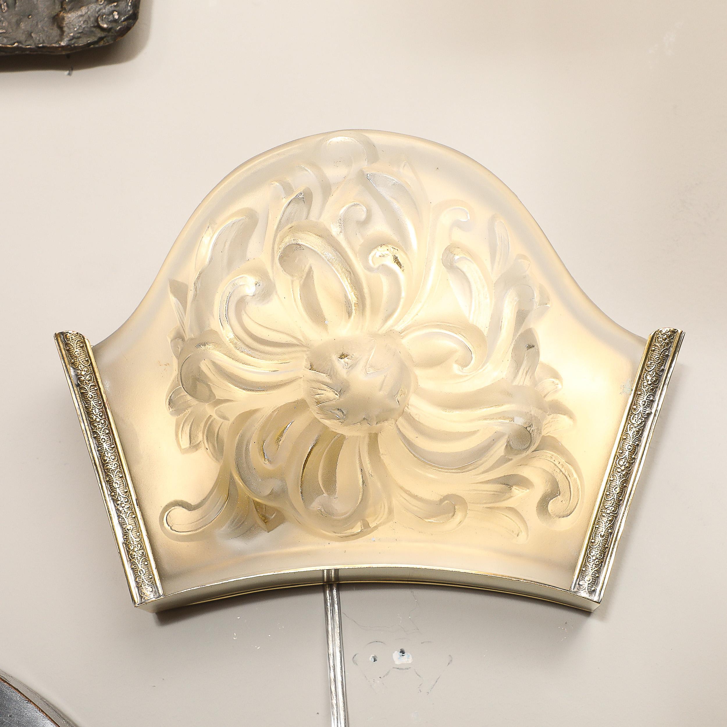 Apliques de Cristal Moldeado y Esmerilado con Motivos Florales y Herrajes de Latón by Sabino Art Decó en venta
