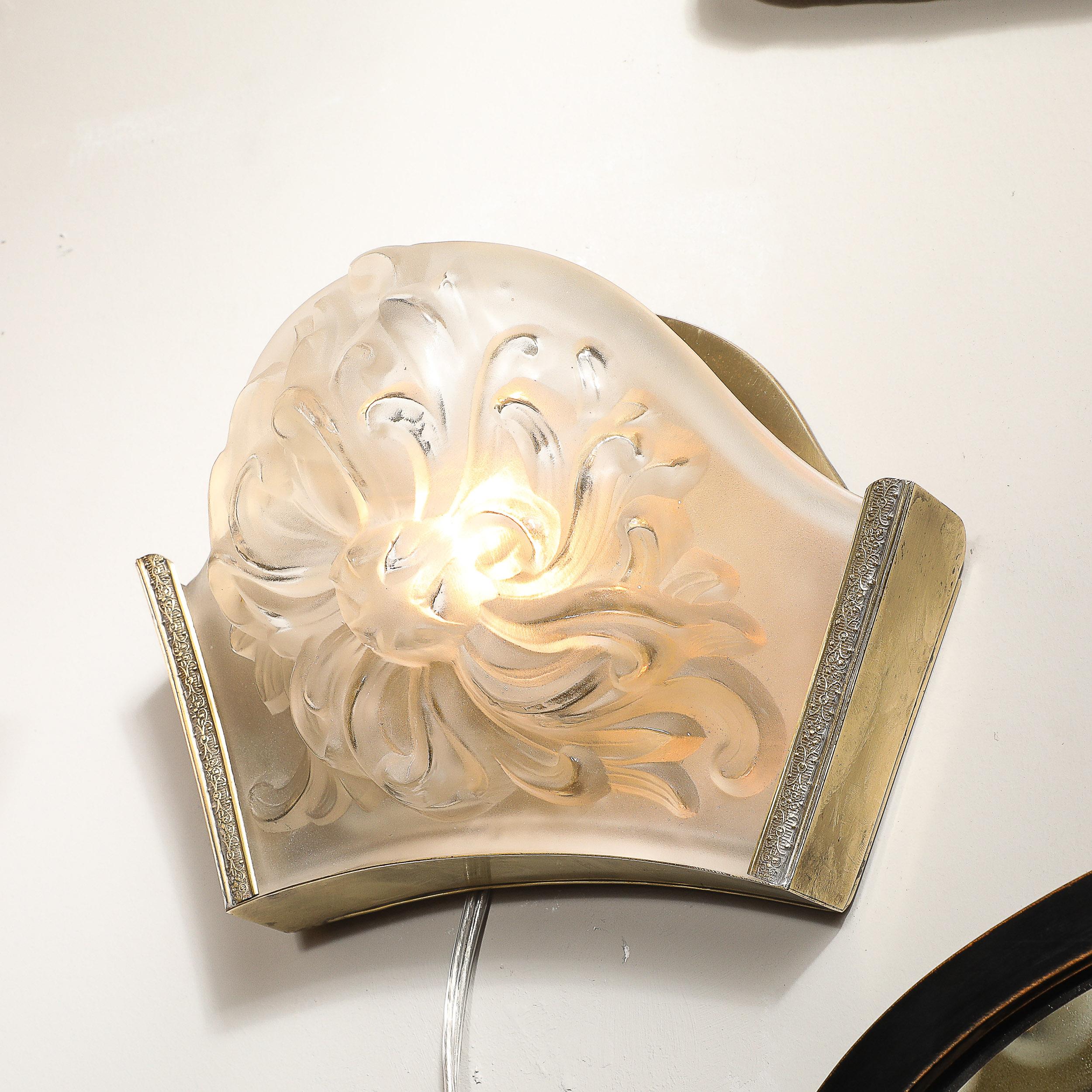 Apliques de Cristal Moldeado y Esmerilado con Motivos Florales y Herrajes de Latón by Sabino Francés en venta