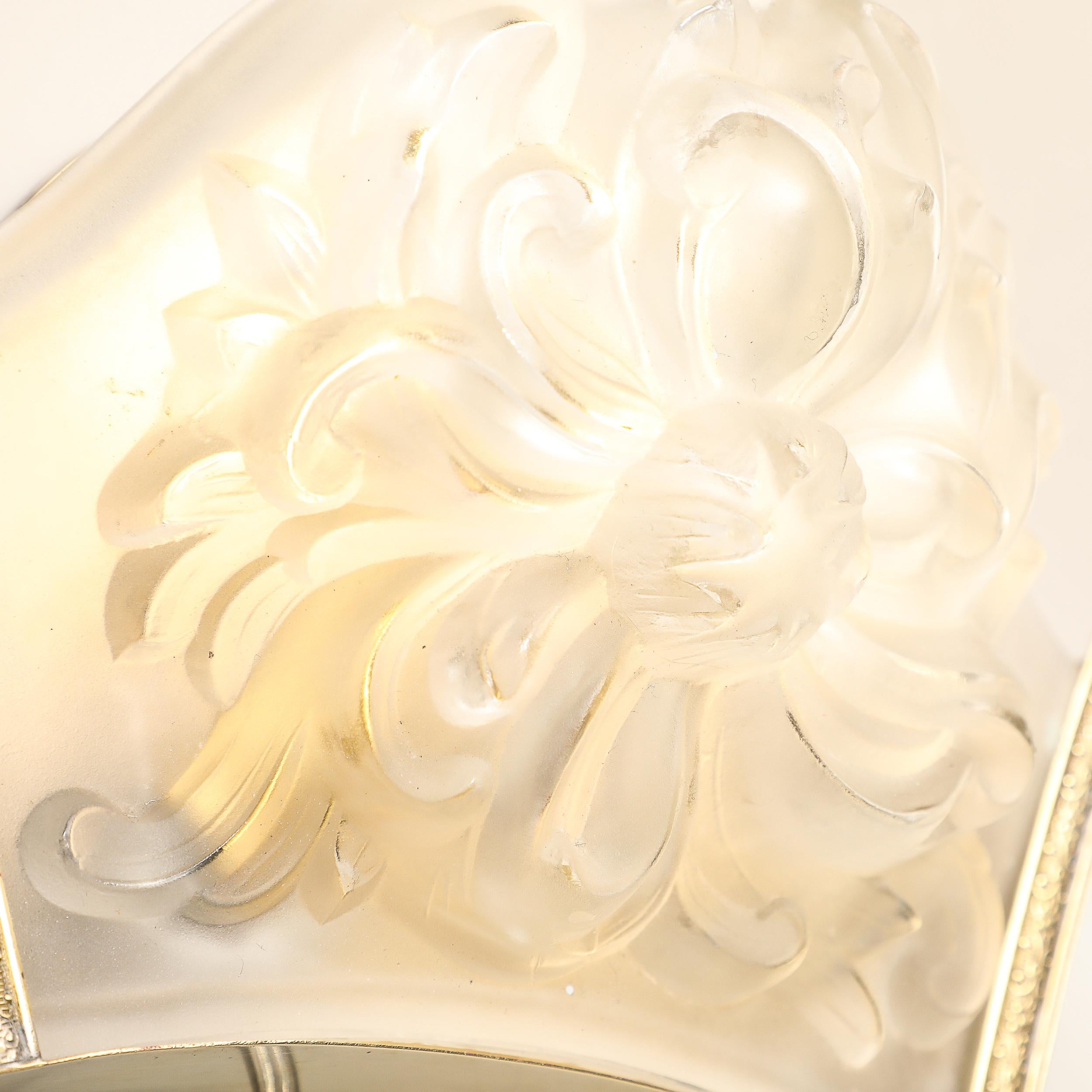 Apliques de Cristal Moldeado y Esmerilado con Motivos Florales y Herrajes de Latón by Sabino mediados del siglo XX en venta