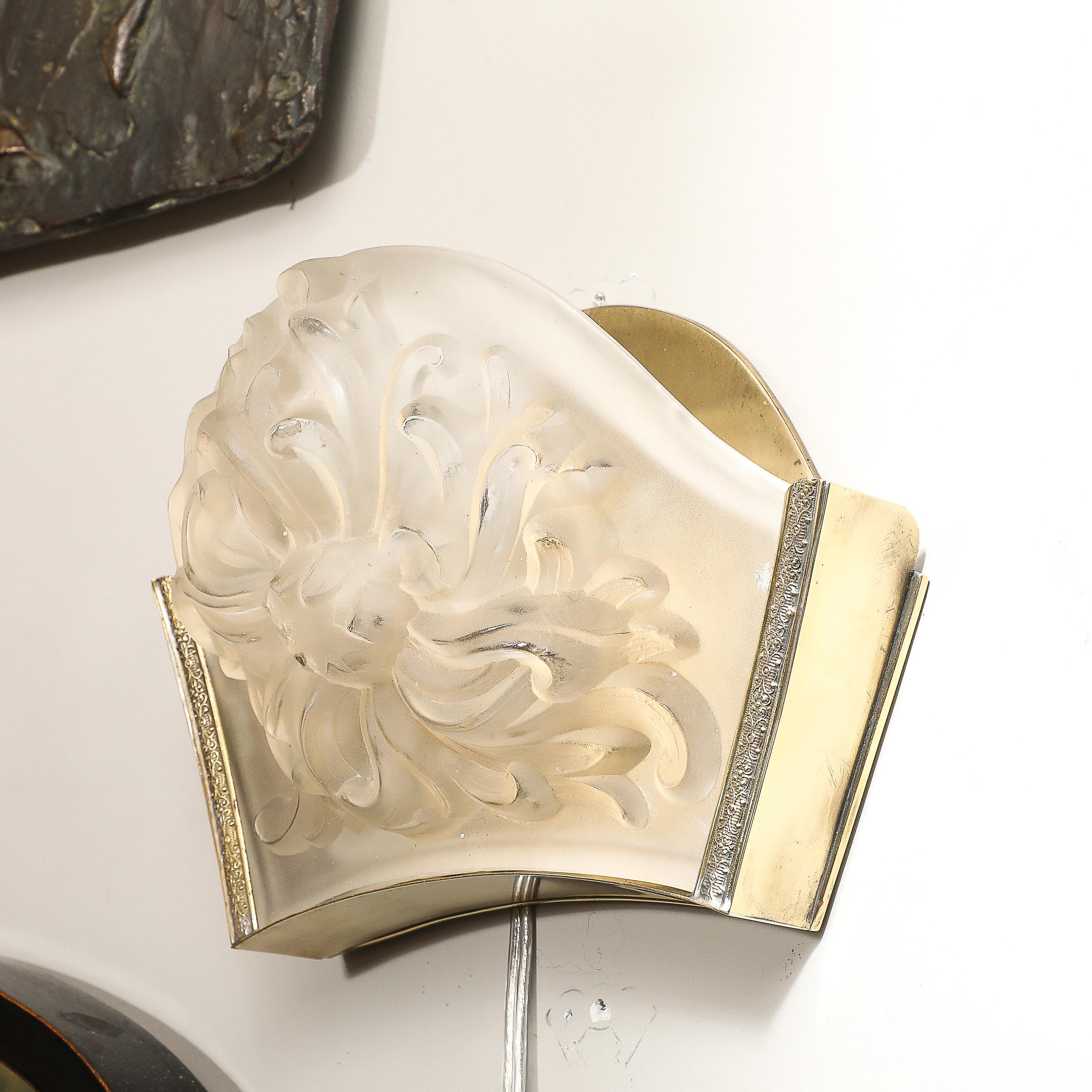 Apliques de Cristal Moldeado y Esmerilado con Motivos Florales y Herrajes de Latón by Sabino en venta 3
