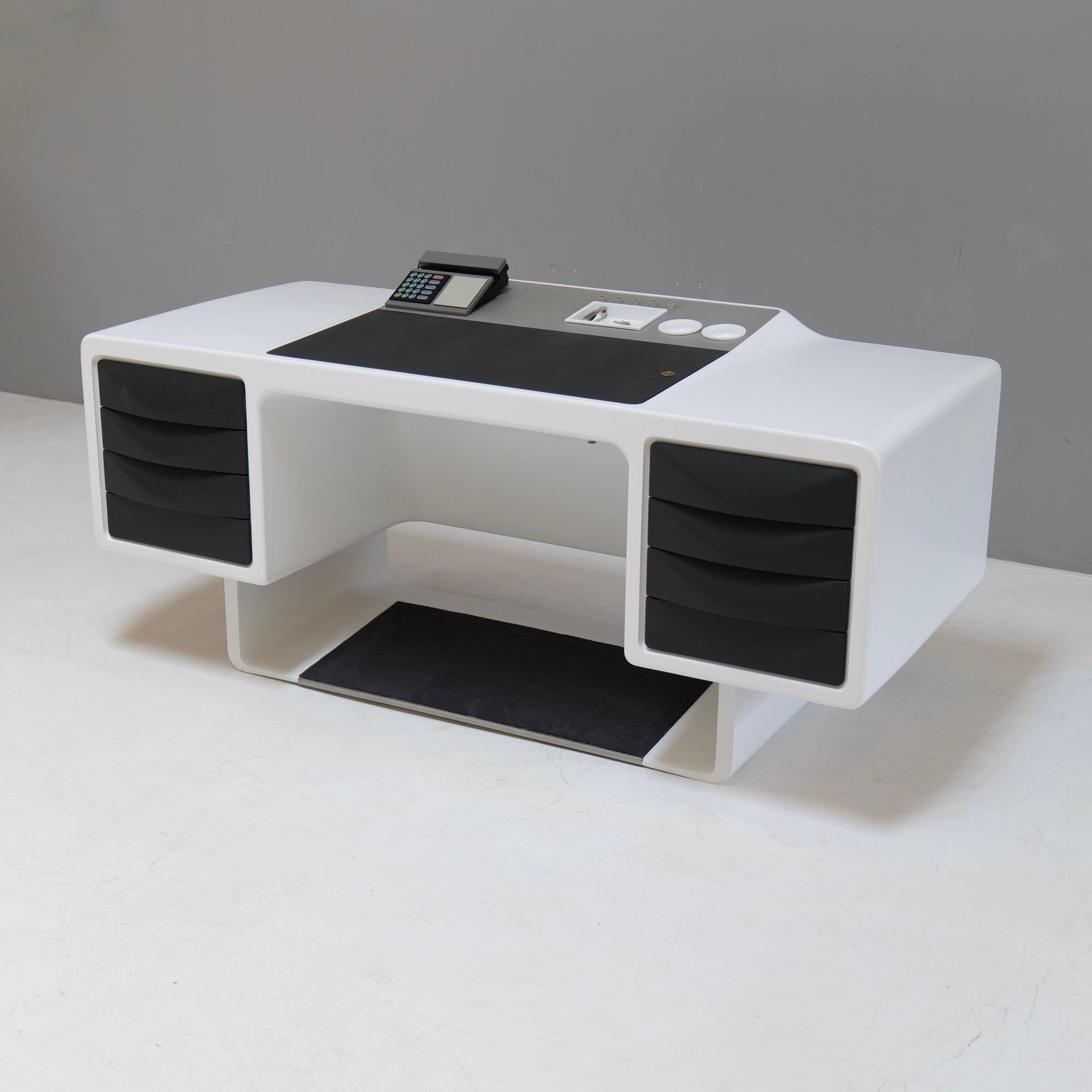Igl Jet Top directors desk with Bang Olufsen telephone made out of molded Baydur (Fiberglas)

Strong shapes and practical inlays as well as the hidden storage space combines design & function.

The material Baydur developed specifically for the
