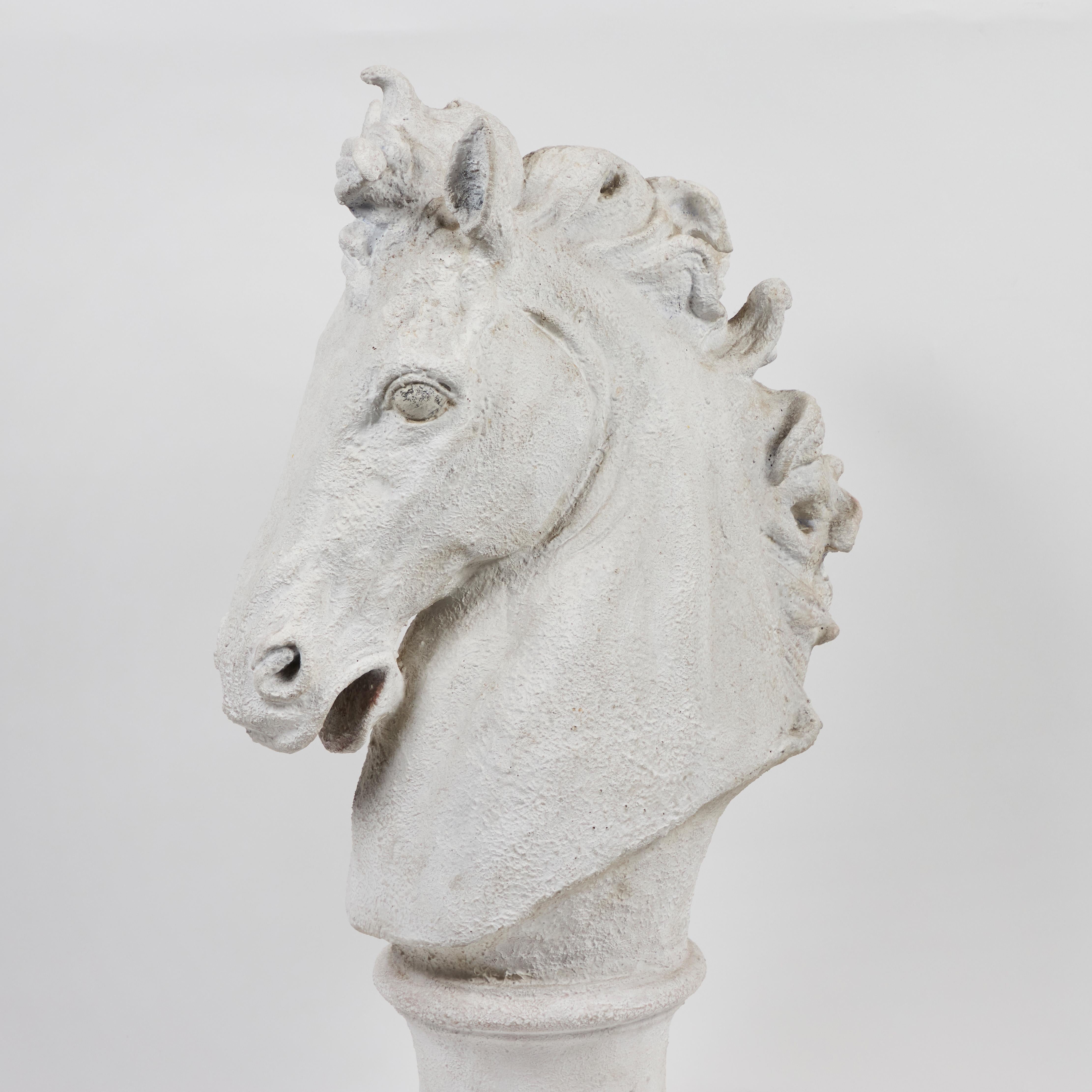 Escultura moldeada en gesso de una cabeza de caballo Italiano en venta