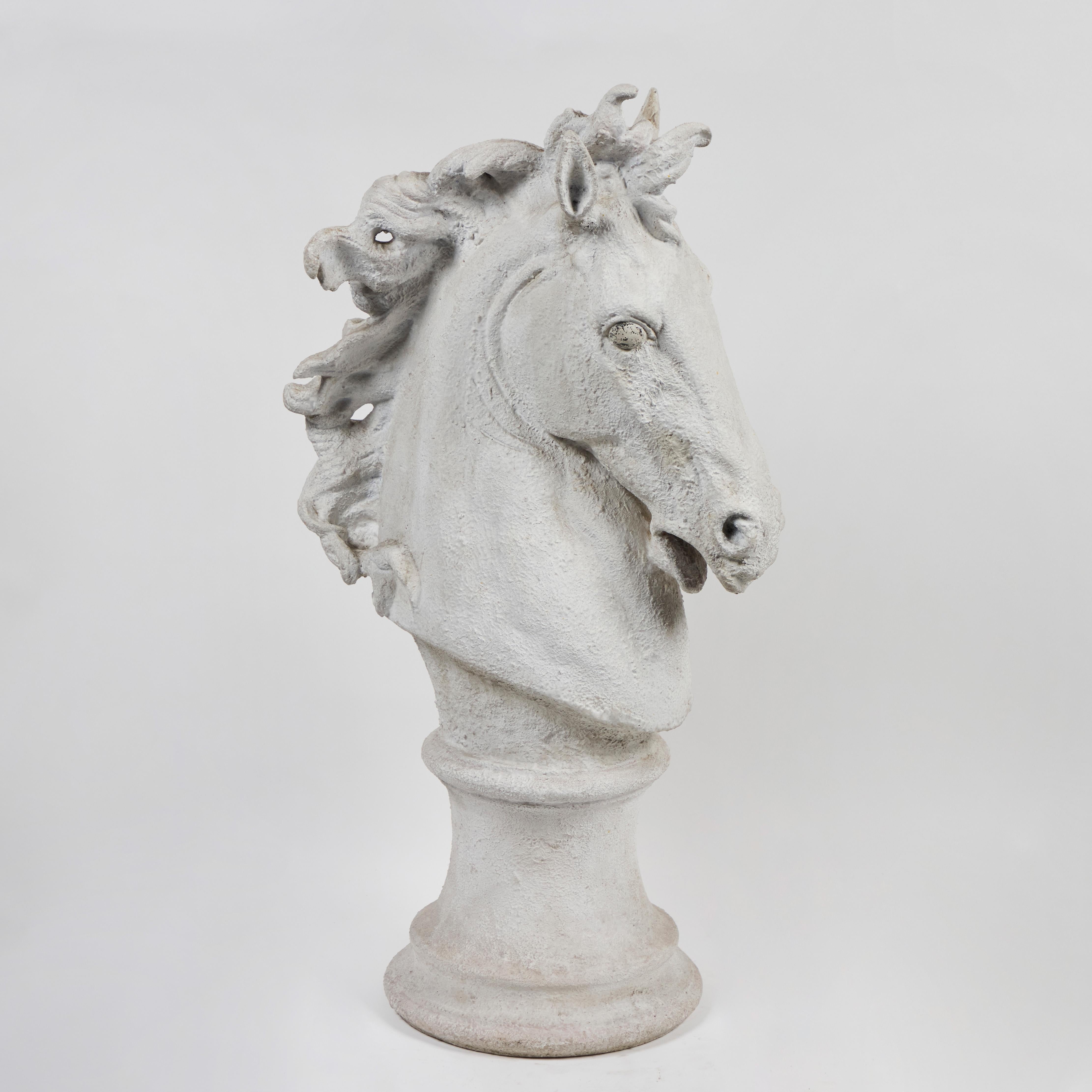 Escultura moldeada en gesso de una cabeza de caballo Gesso en venta