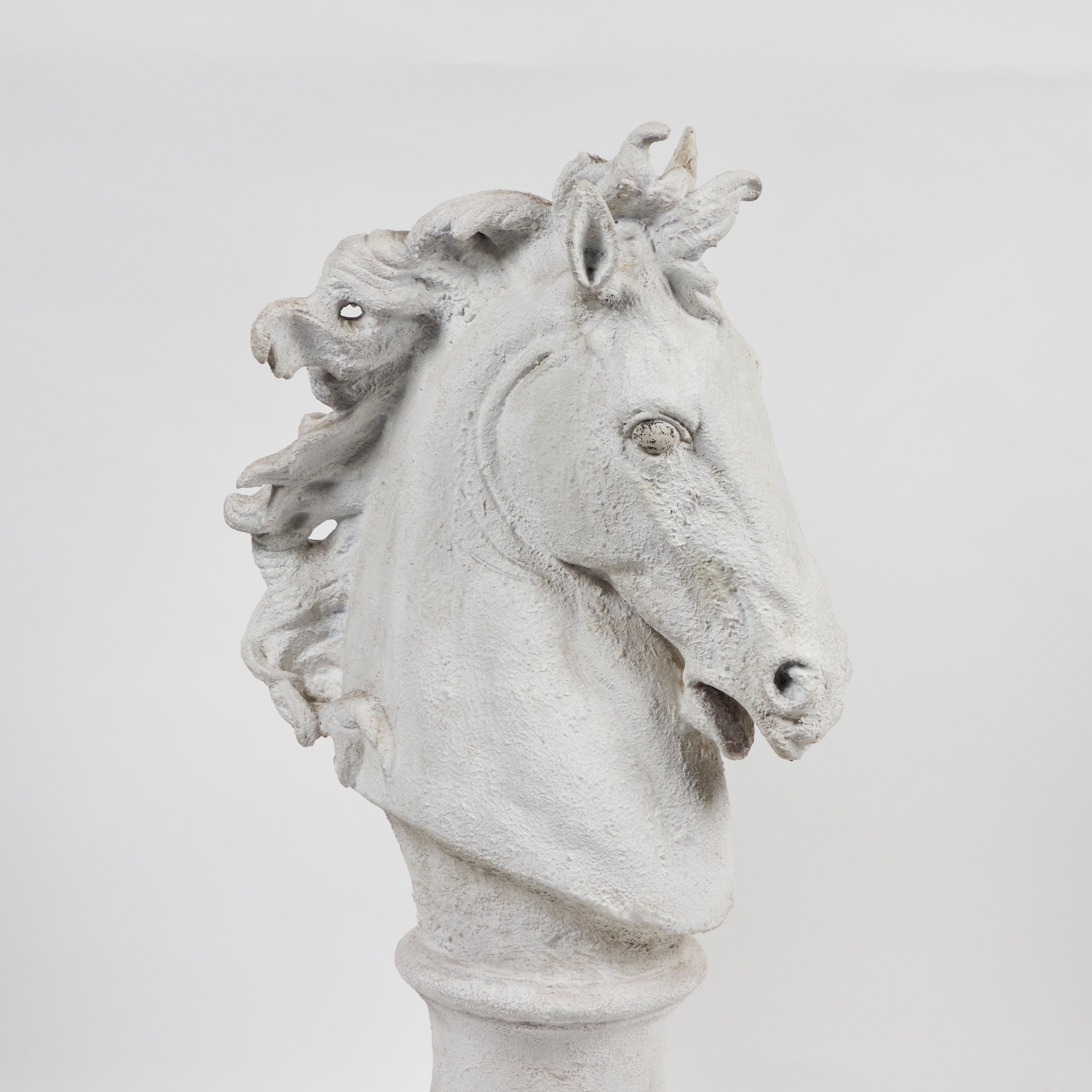 Escultura moldeada en gesso de una cabeza de caballo en venta 1