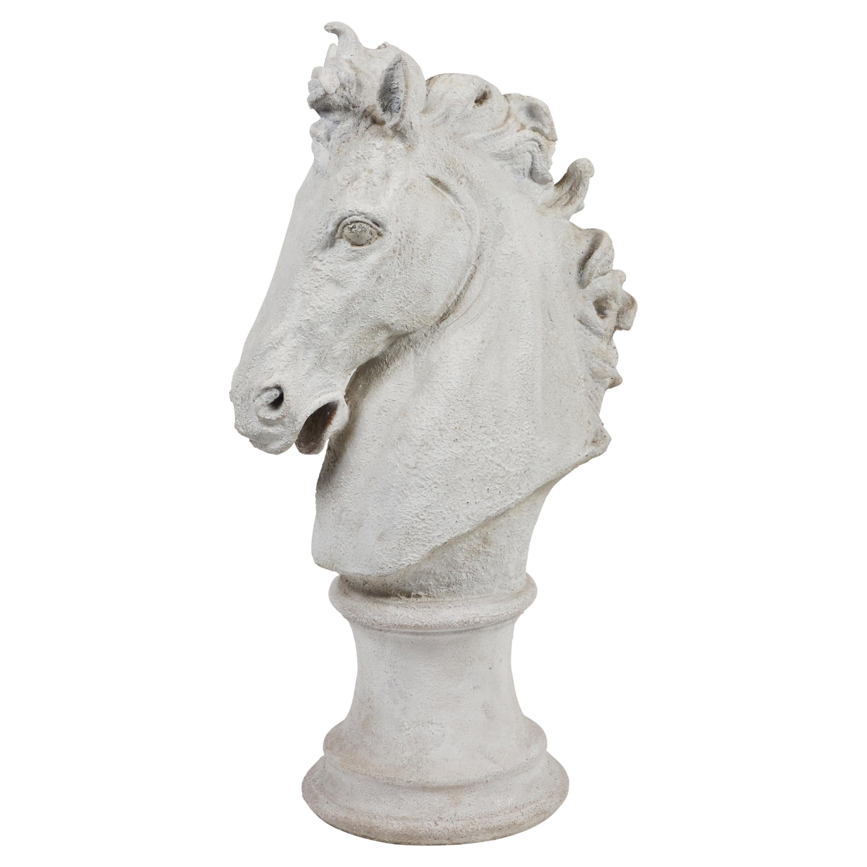 Escultura moldeada en gesso de una cabeza de caballo en venta